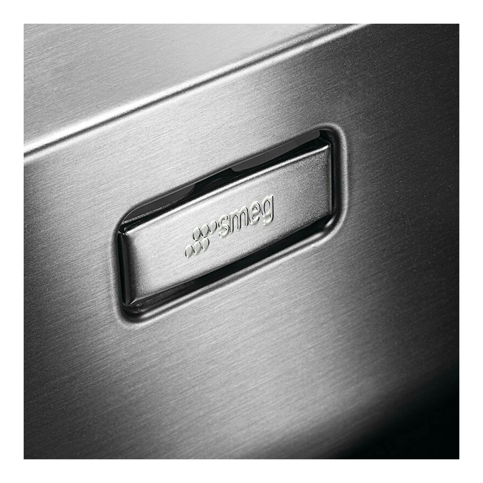 Primer plano del fregadero Smeg VR12S50 de acero inoxidable cepillado, con logo Smeg en el centro.