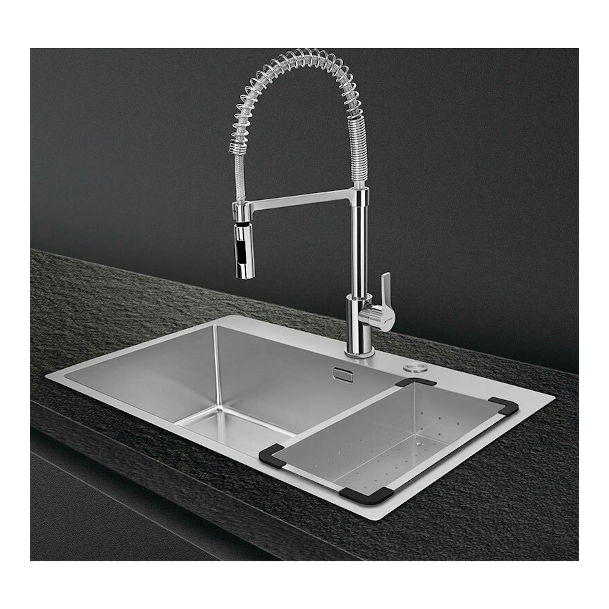 Fregadero Smeg VR12S70 inox con grifo flexible, vista en ángulo.