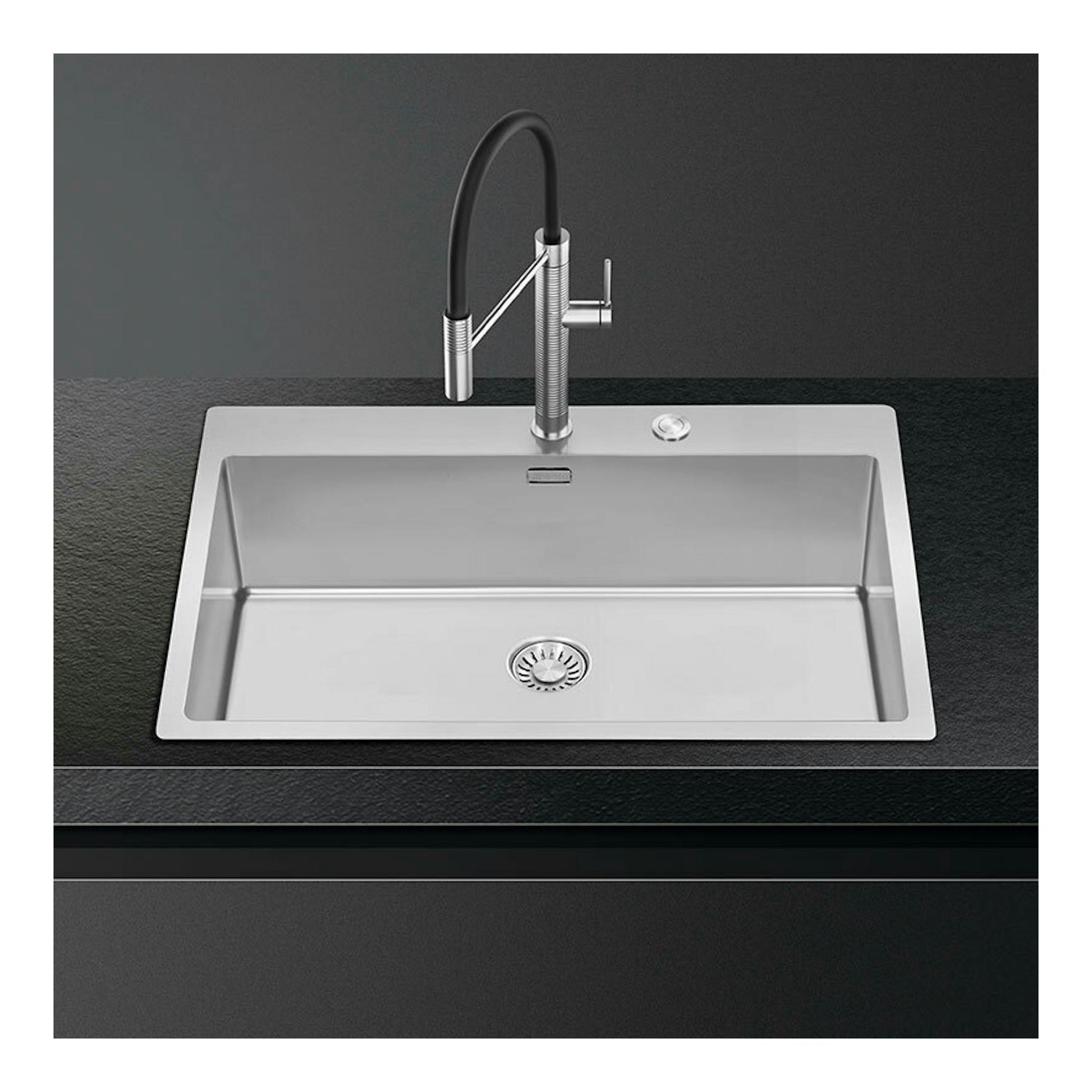 Fregadero Smeg VR12S70 Inox de acero inoxidable, vista superior con grifo negro sobre encimera oscura.