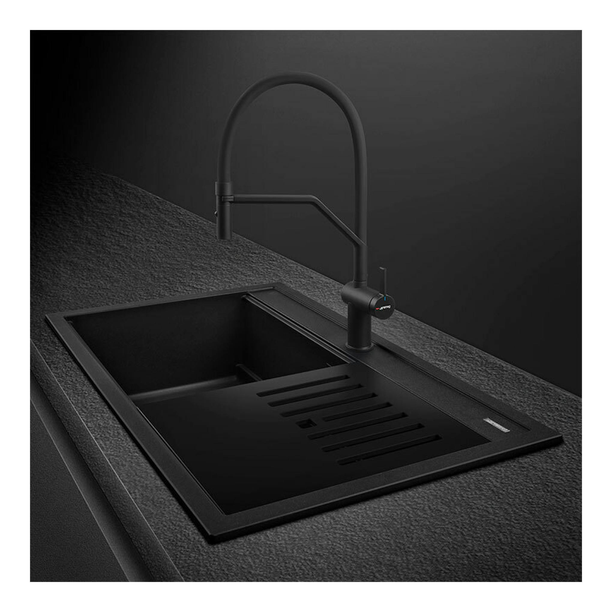 Fregadero Smeg VSGX860MN negro, vista en ángulo, con grifo negro y escurridor integrado.