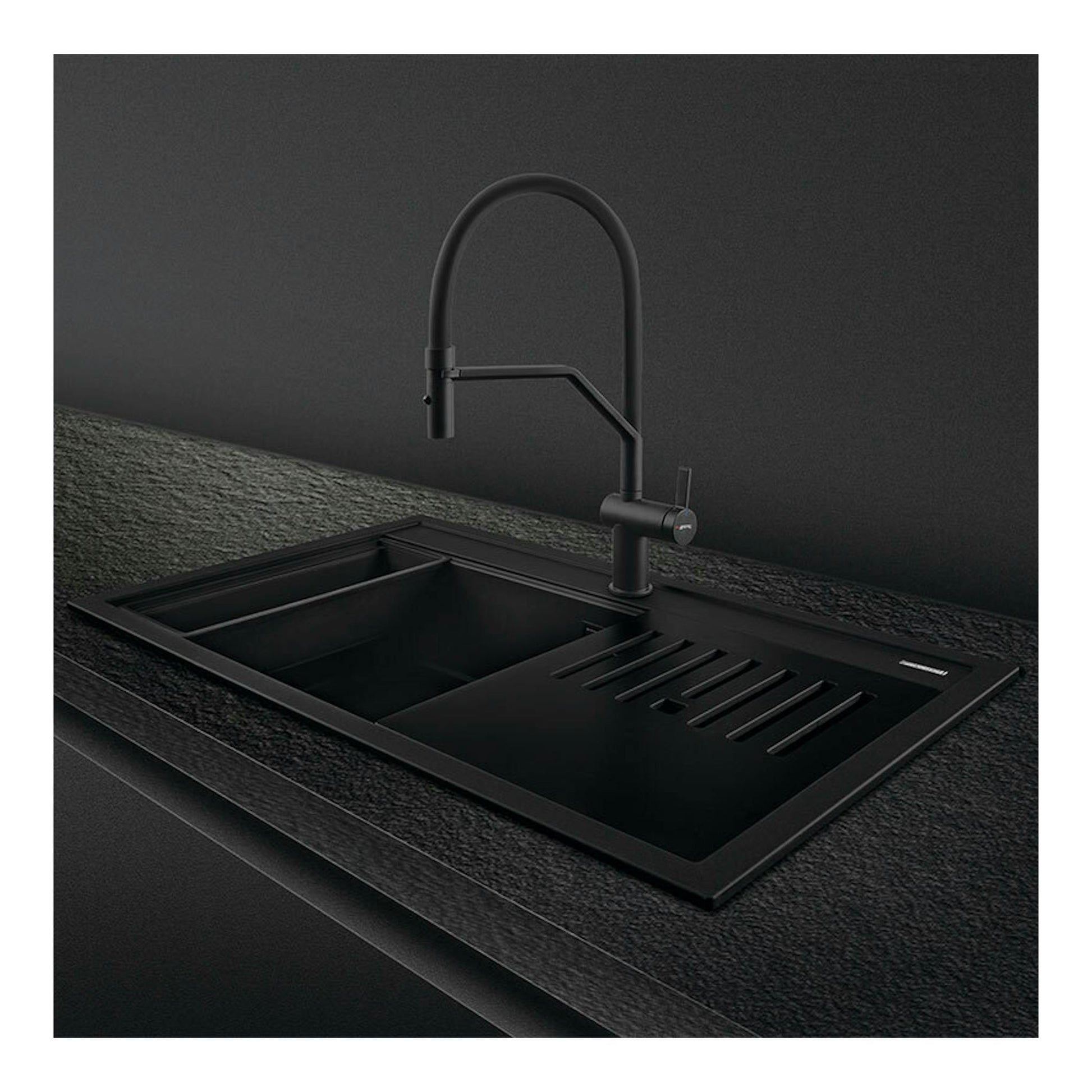 Fregadero Smeg VSGX860MN negro, vista en ángulo con grifo negro sobre encimera oscura.