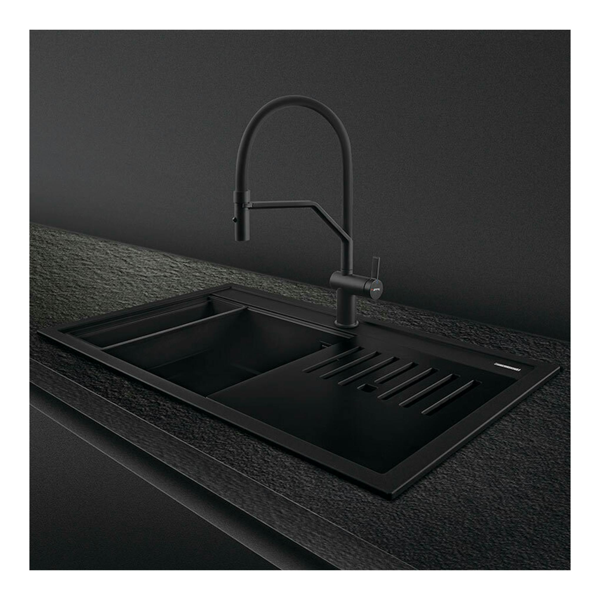 Fregadero Smeg VSGX860MN negro, vista en ángulo con grifo negro sobre encimera oscura.