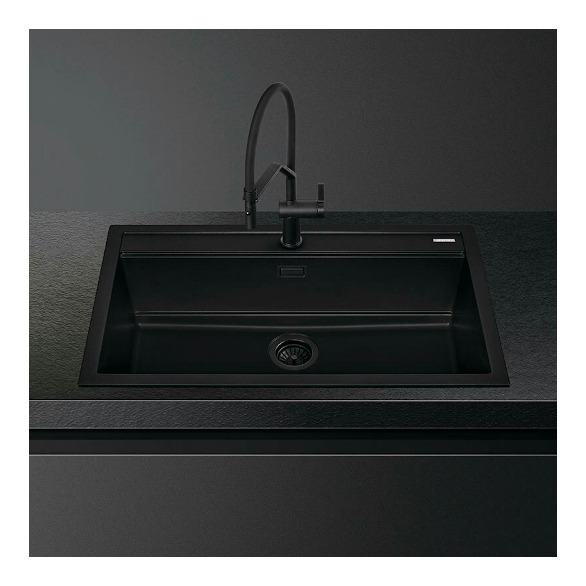 Fregadero Smeg VSGX860MN negro, vista frontal superior con grifo negro sobre encimera oscura.