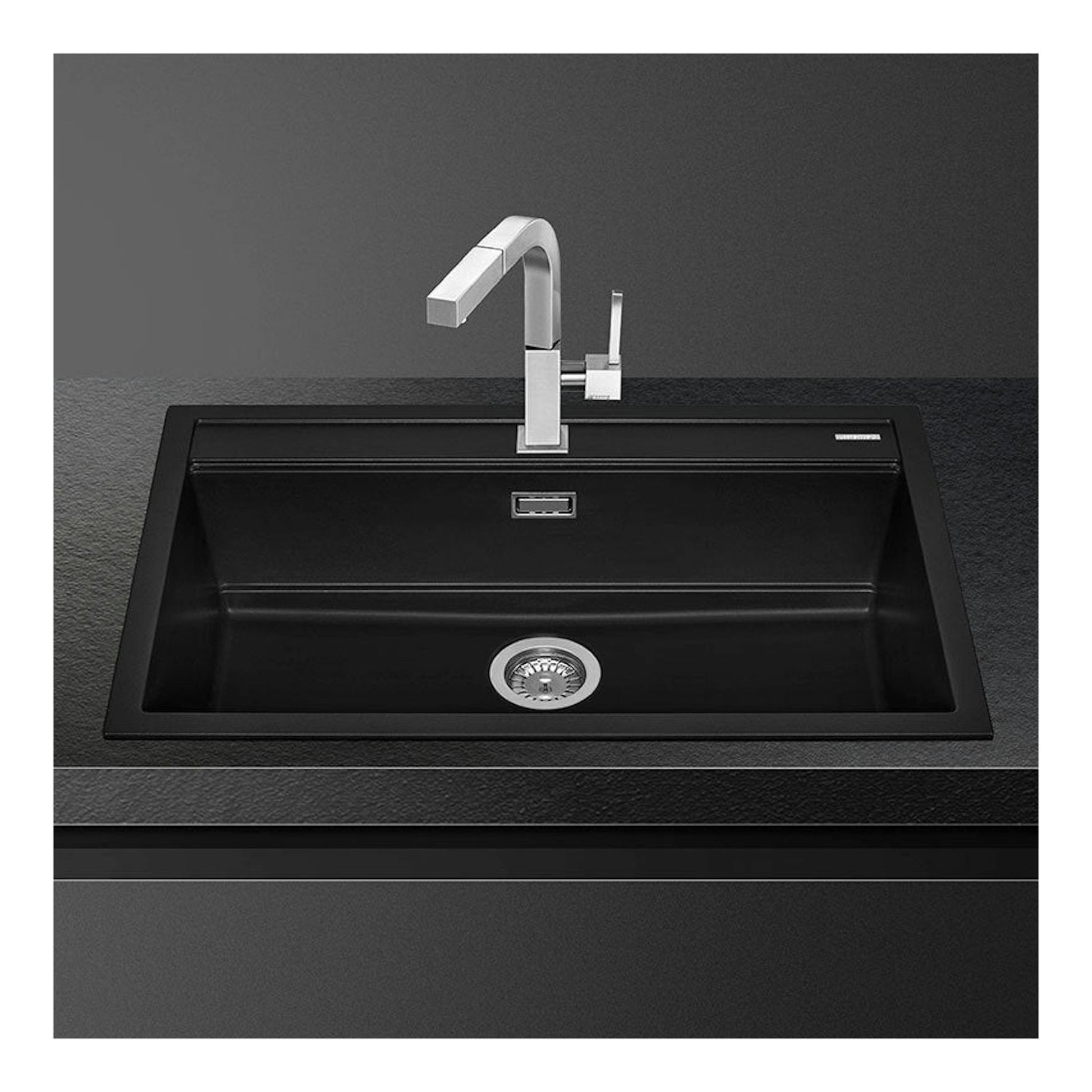 Fregadero Smeg VSGX860N negro, vista superior inclinada, con grifo cromado de caño recto.