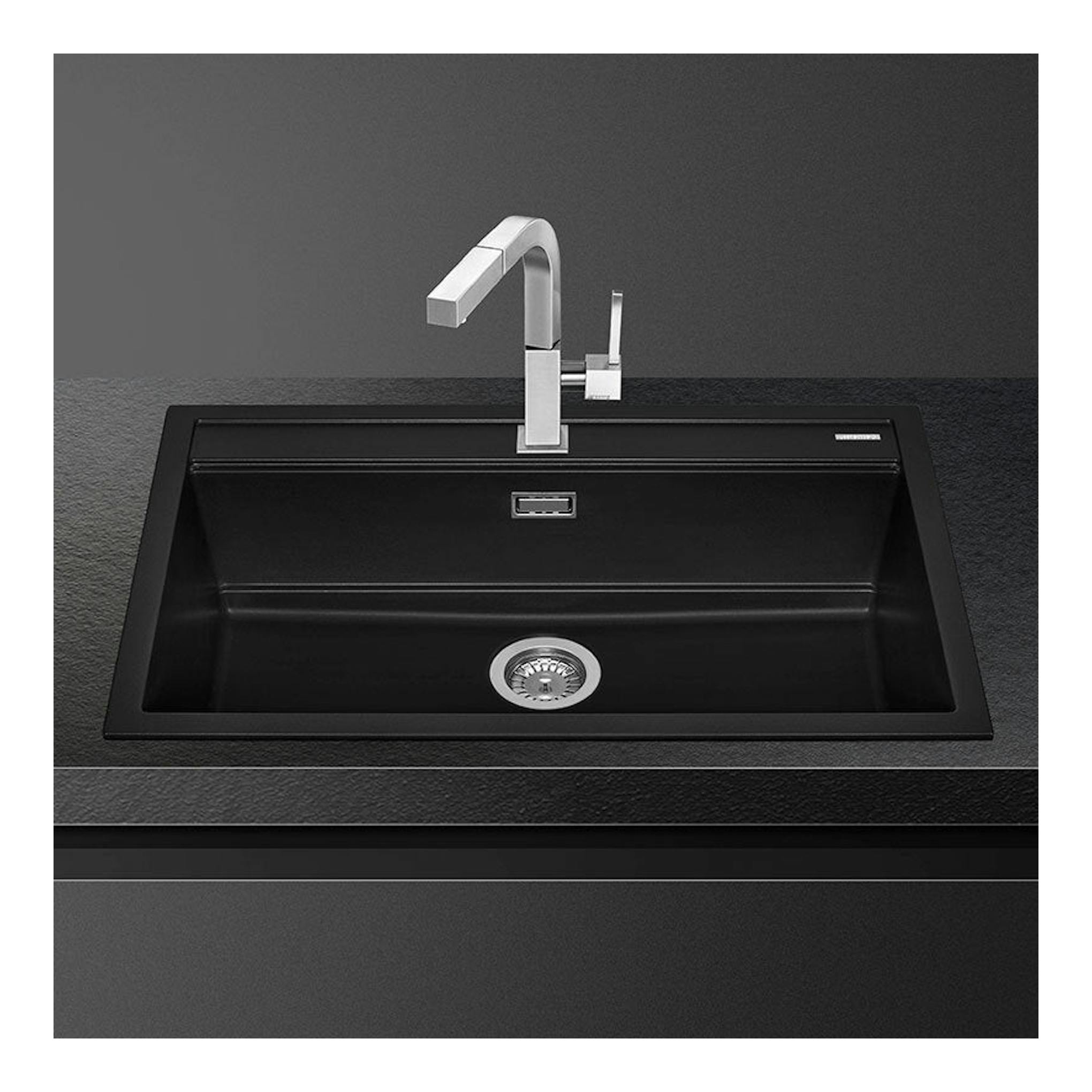 Fregadero Smeg VSGX860N negro, vista superior inclinada, con grifo cromado de caño recto.