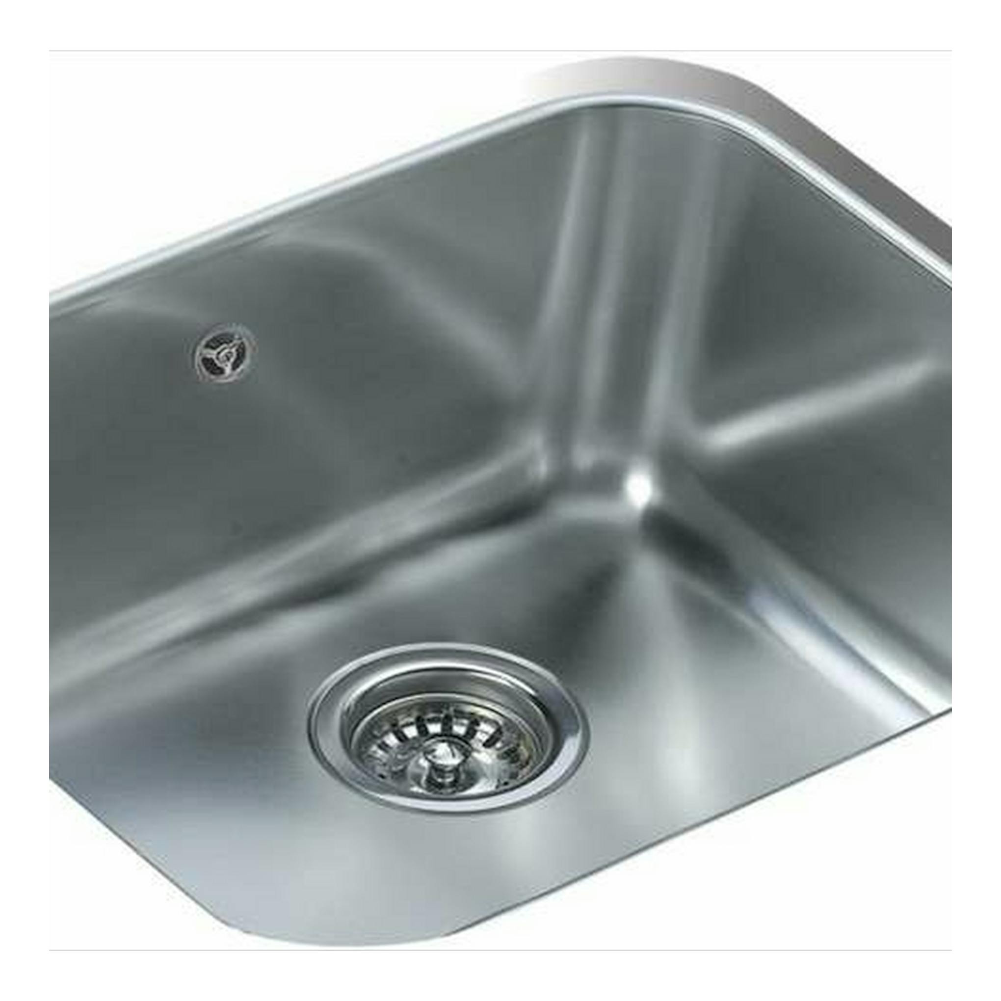 Fregadero Teka BE 50.40 PLUS de acero inoxidable, vista parcial superior de una cubeta cuadrada con desagüe.