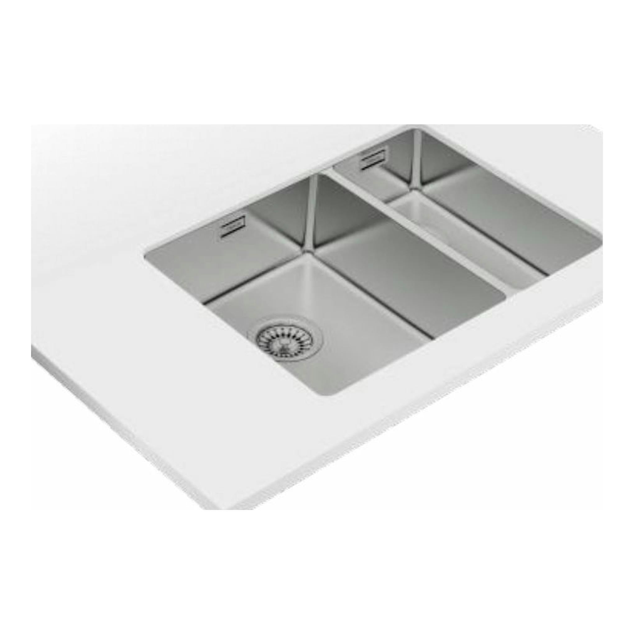 Fregadero Teka BE Linea RS15 2C 580 de acero inoxidable, doble seno, visto en ángulo sobre encimera blanca.