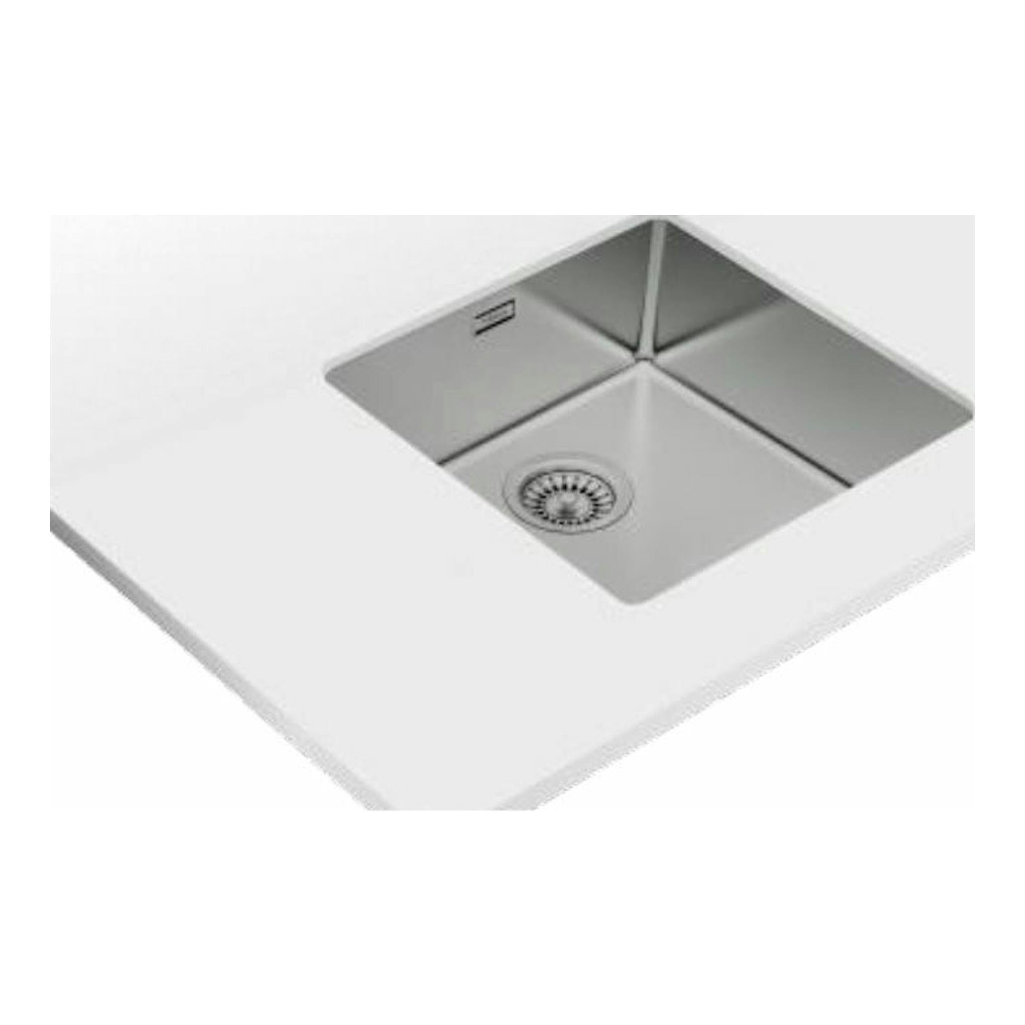 Teka BE Linea RS15 40.40: fregadero de acero inoxidable, vista cenital inclinada, encastrado en encimera blanca.