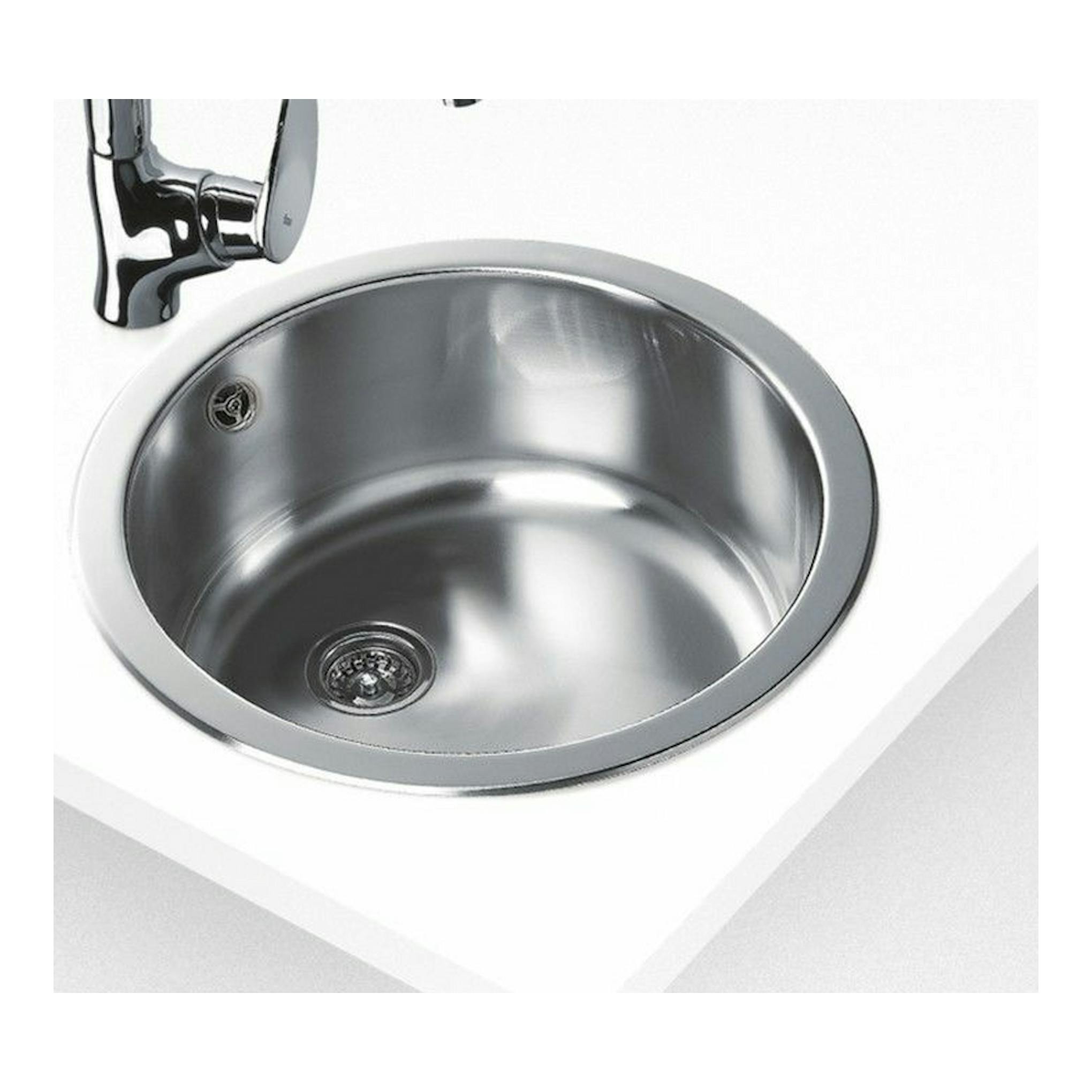 Fregadero Teka ERC 45 1C de acero inoxidable, vista superior, empotrado en encimera blanca.