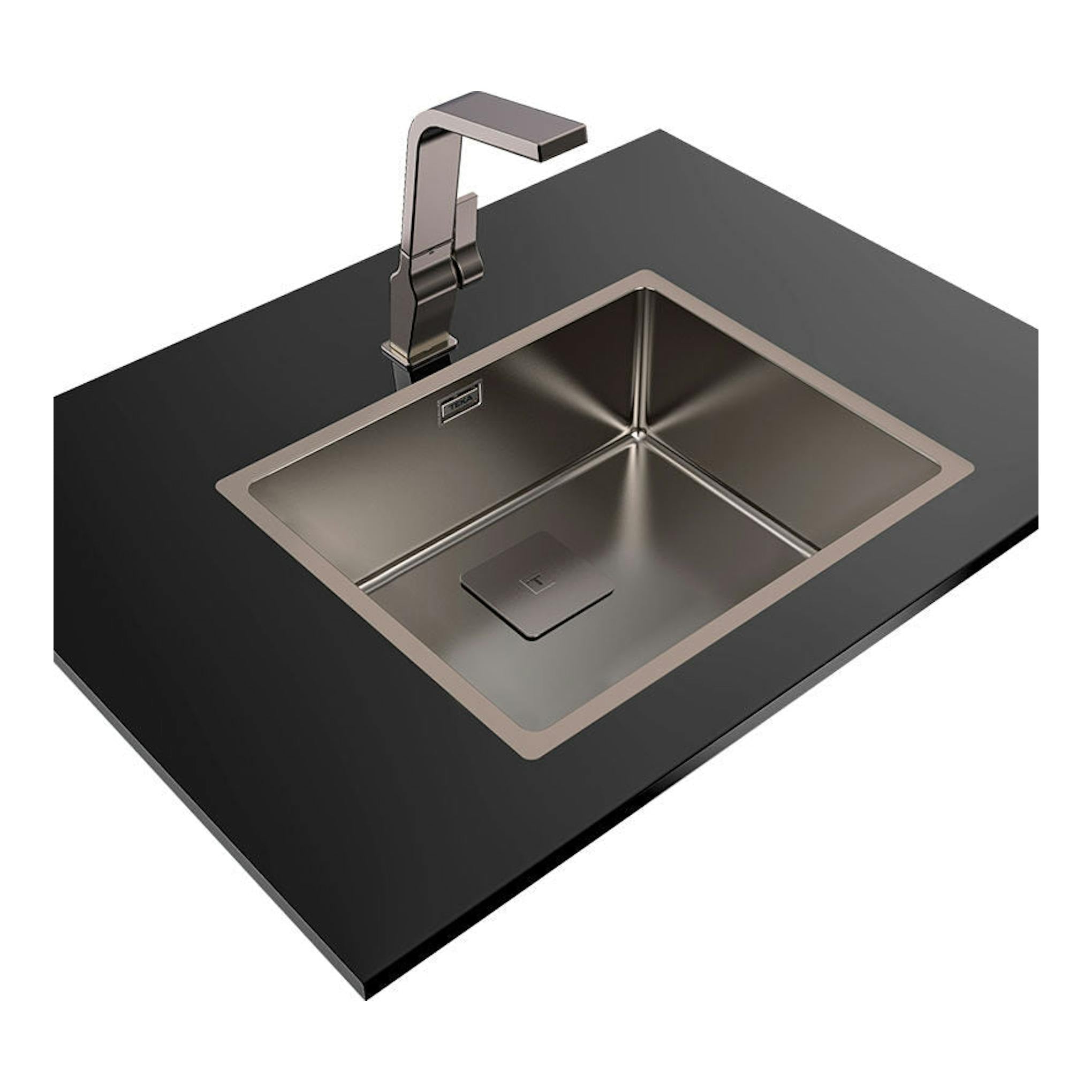 Fregadero Teka FlexLinea RS15 50.40 Titanium en encimera negra, vista en perspectiva con grifo gris.