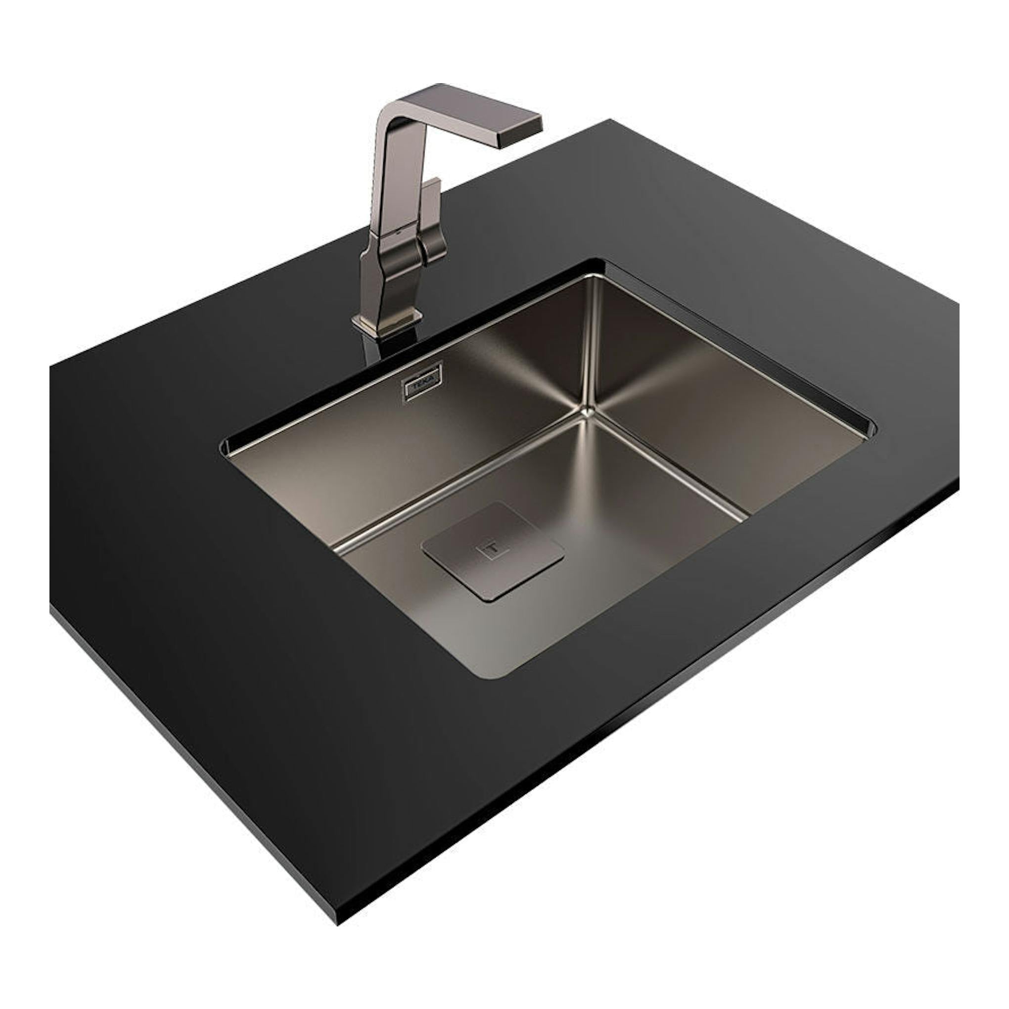 Fregadero Teka FlexLinea RS15 50.40 Titanium, vista inclinada, negro con cubeta y grifo gris.