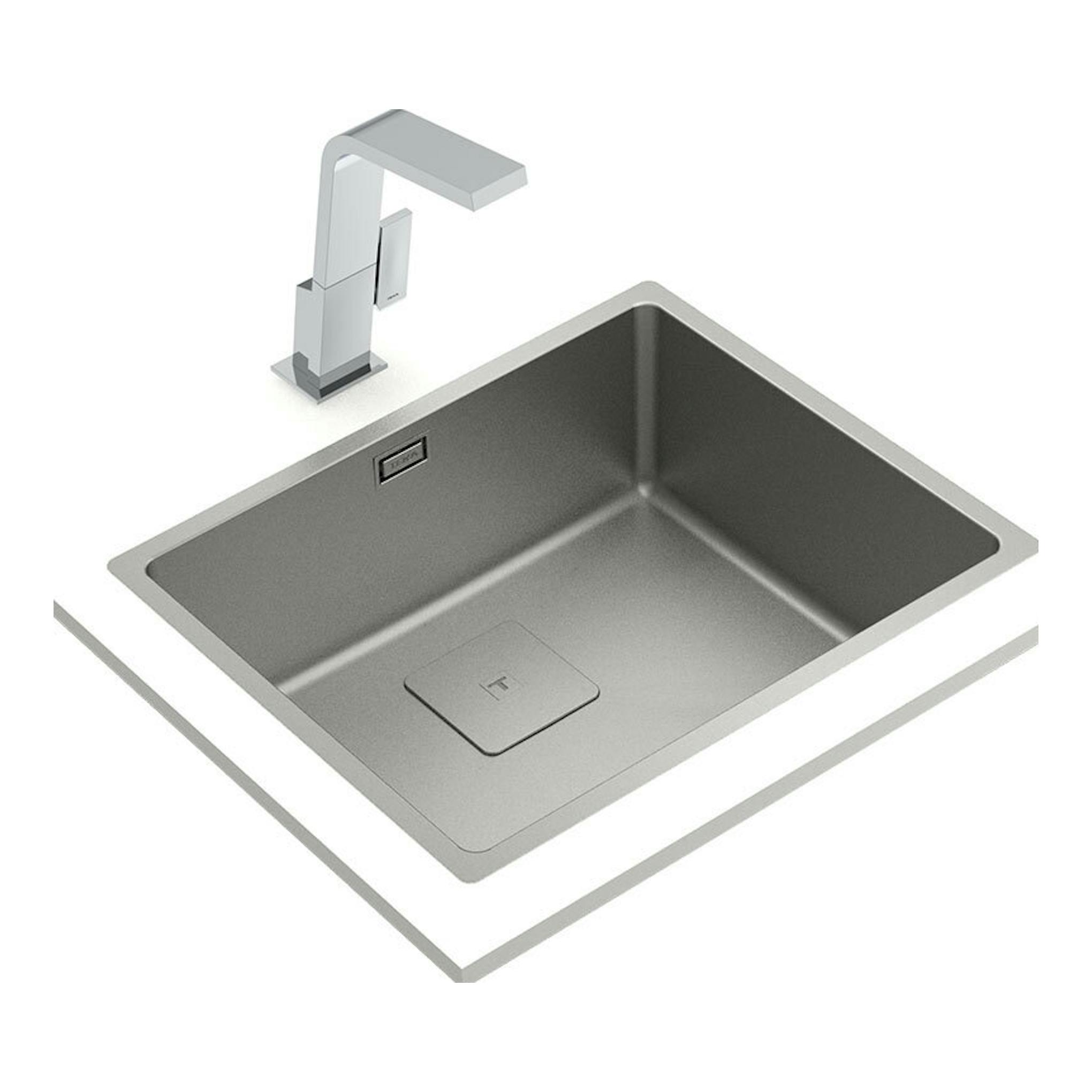 Fregadero Teka FlexLinea RS15 50.40 de acero inox, vista superior inclinada, con grifo cromado.