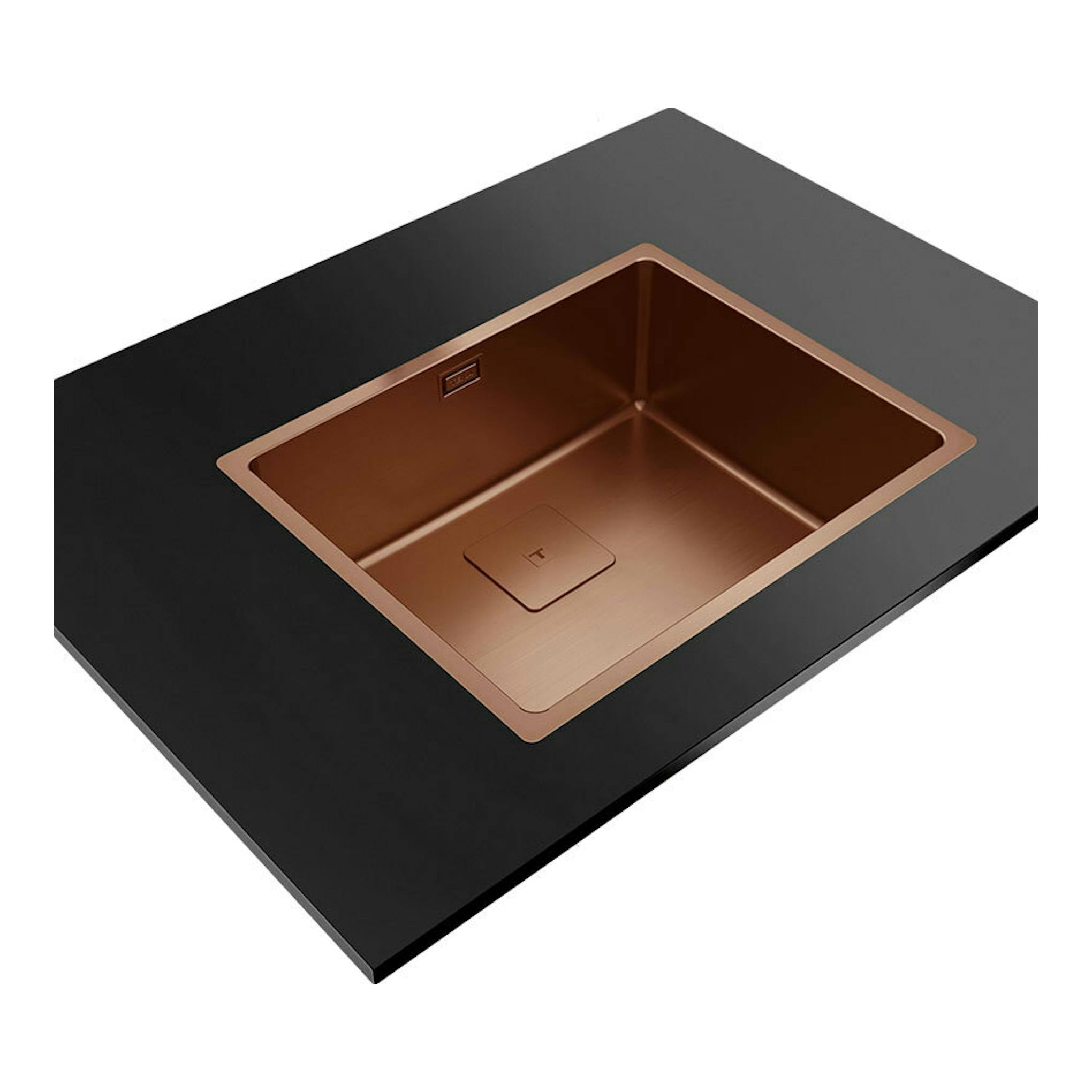 Fregadero Teka FlexLinea RS15 50.40 de cobre, vista en ángulo empotrado en encimera negra.