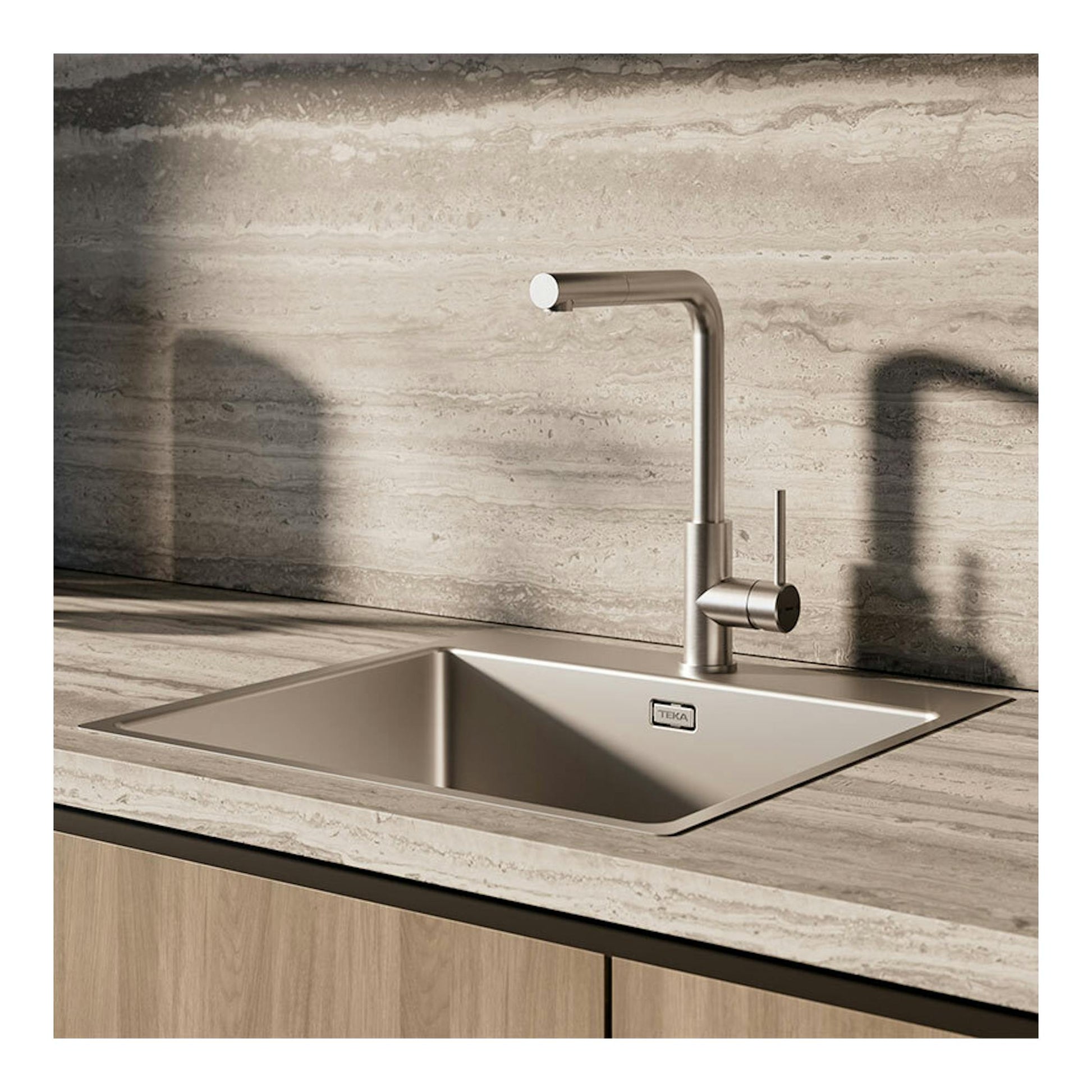 Fregadero Teka Forlinea RS15 5040 inox, vista frontal empotrada en encimera con grifo de acero inoxidable.