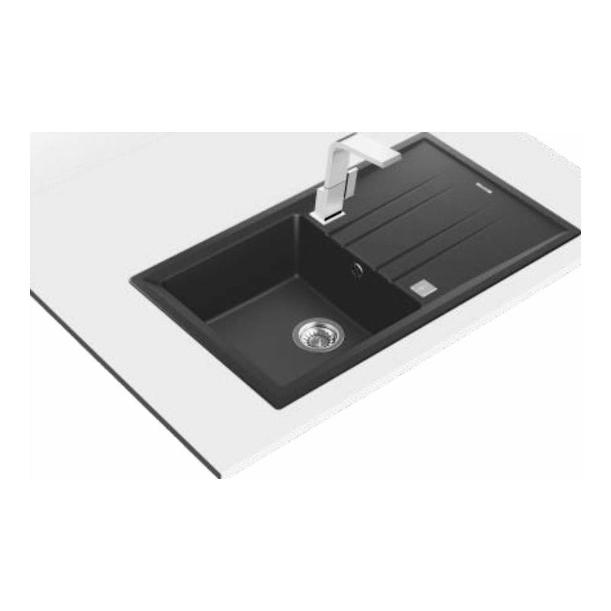 Fregadero Teka STONE 50 B-TG 1C 1E gris, vista superior inclinada, cubeta negra con escurridor y grifo blanco.