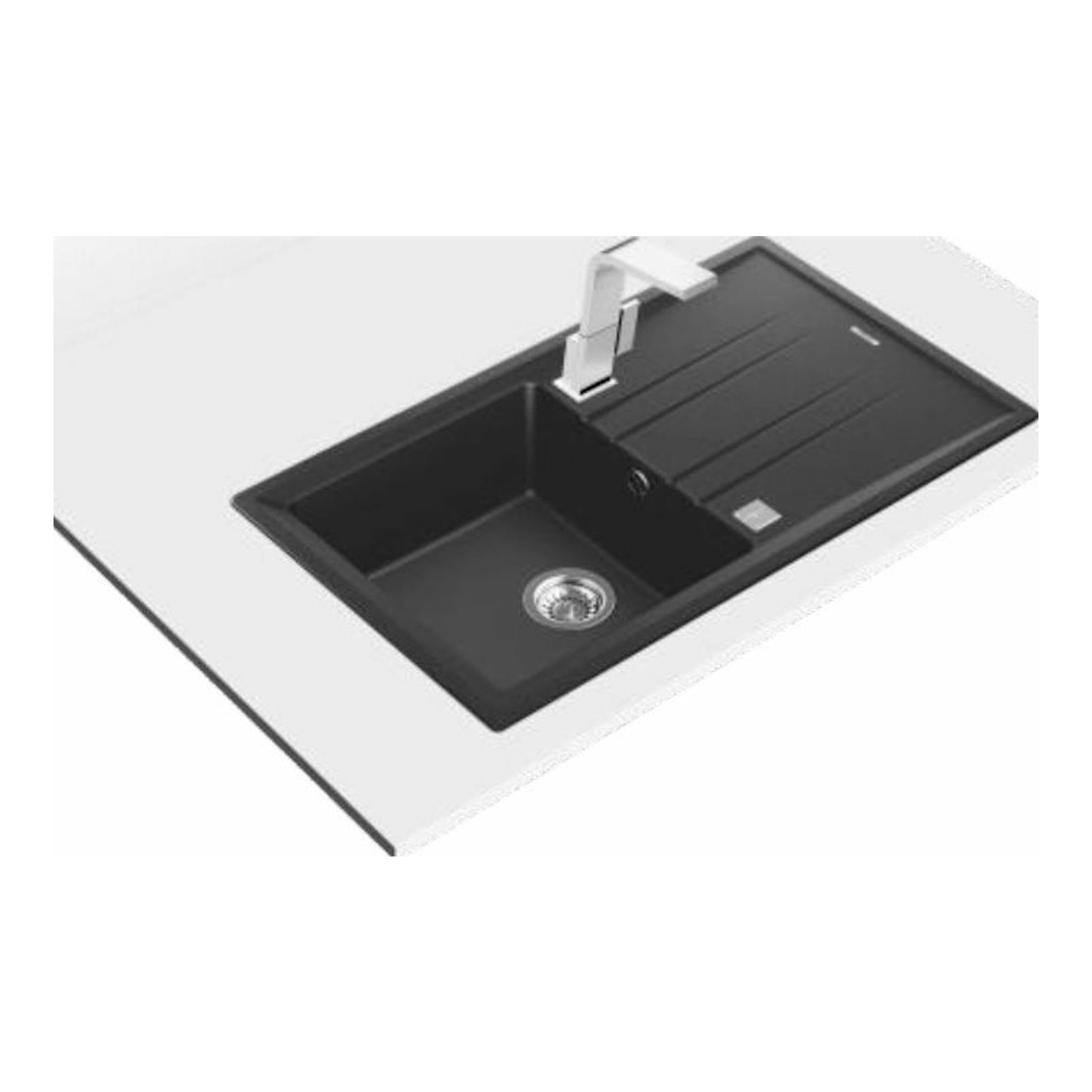 Fregadero Teka STONE 50 B-TG 1C 1E gris, vista superior inclinada, cubeta negra con escurridor y grifo blanco.
