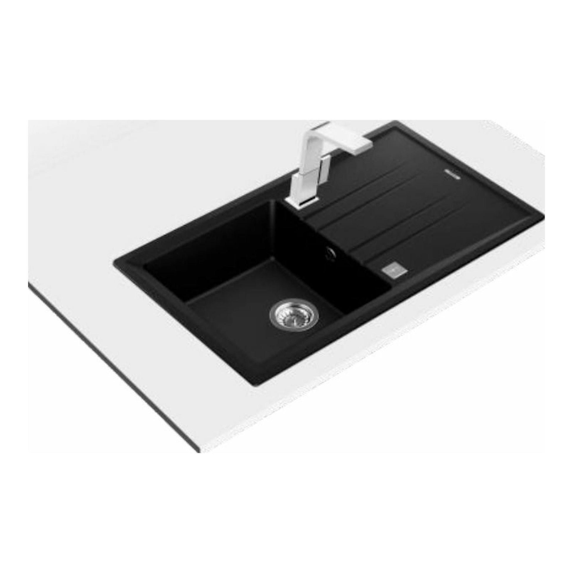 Fregadero Teka STONE 50 B-TG negro, vista superior inclinada, con escurridor y grifo cromado.