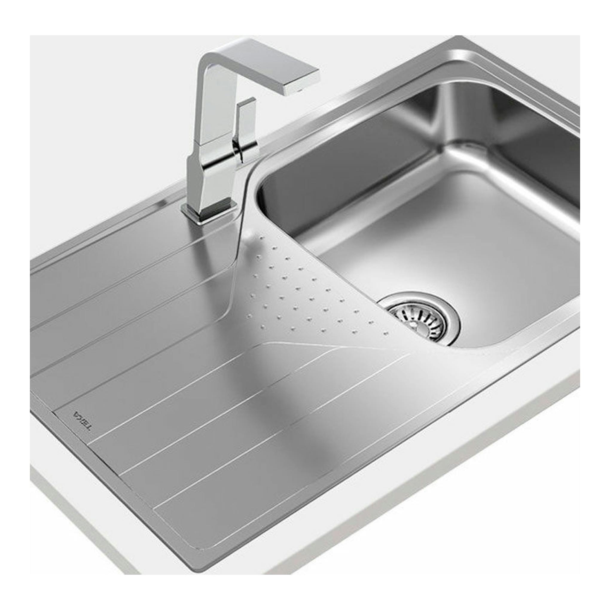 Fregadero Teka Universe 50 T-XP 1C 1E PLUS reversible, acero inoxidable, vista superior inclinada con grifo.