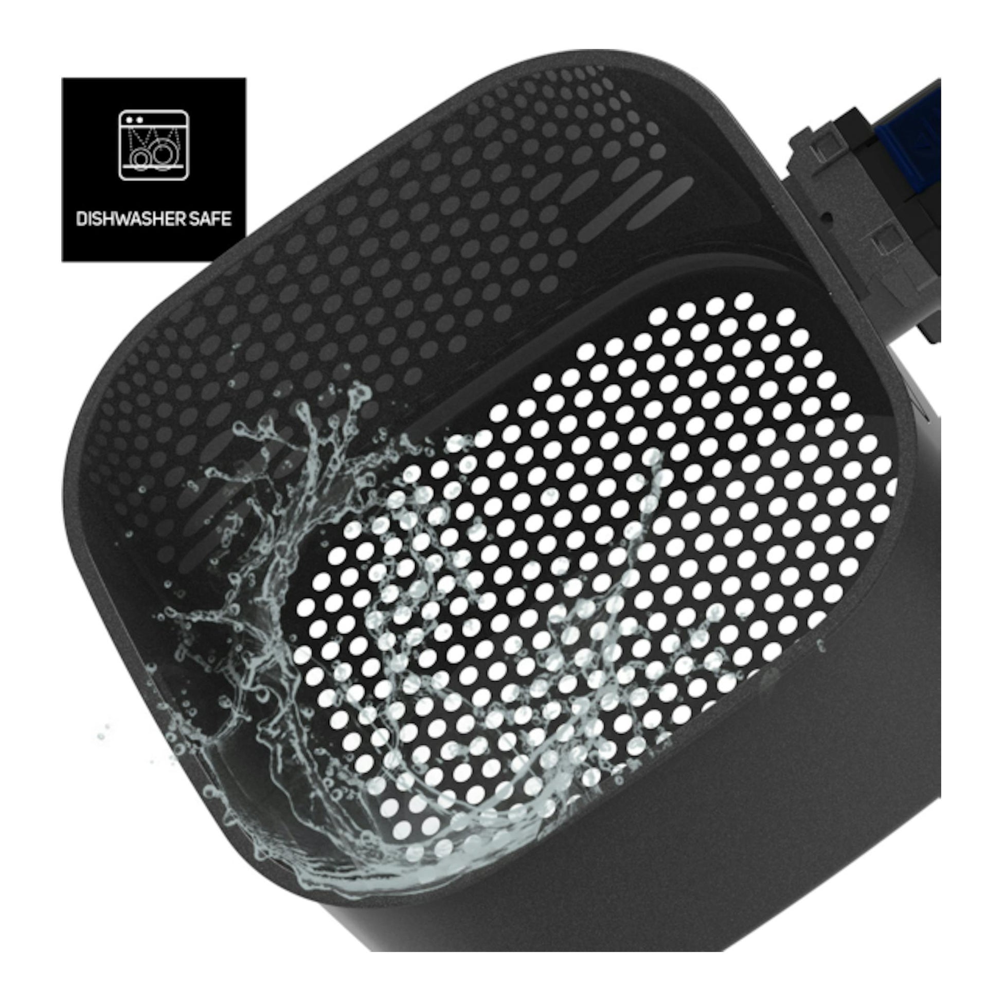 Cesta negra de freidora de aire Taurus Air Fry Digital 6S, vista inclinada, con agua salpicando; apta para lavavajillas.