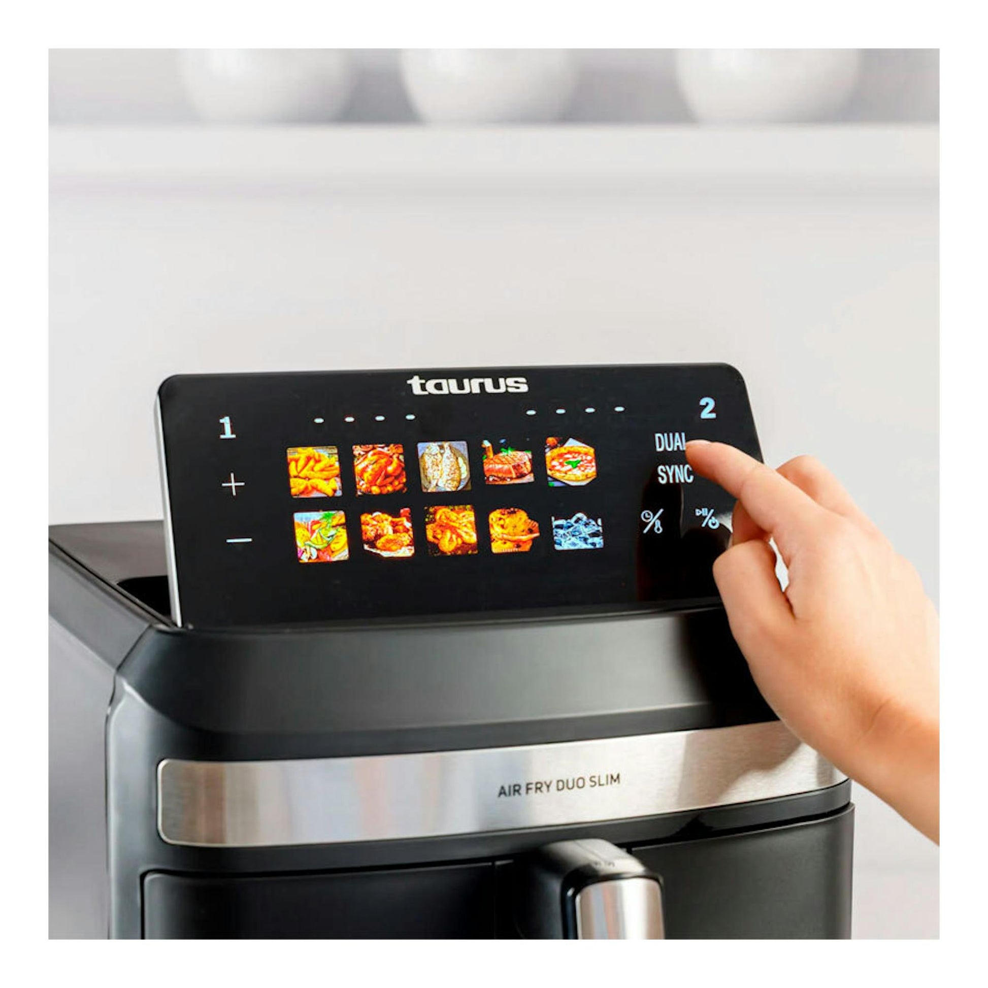 Freidora de aire Taurus Duo Slim negra, vista frontal, con panel táctil y una mano tocando la pantalla.
