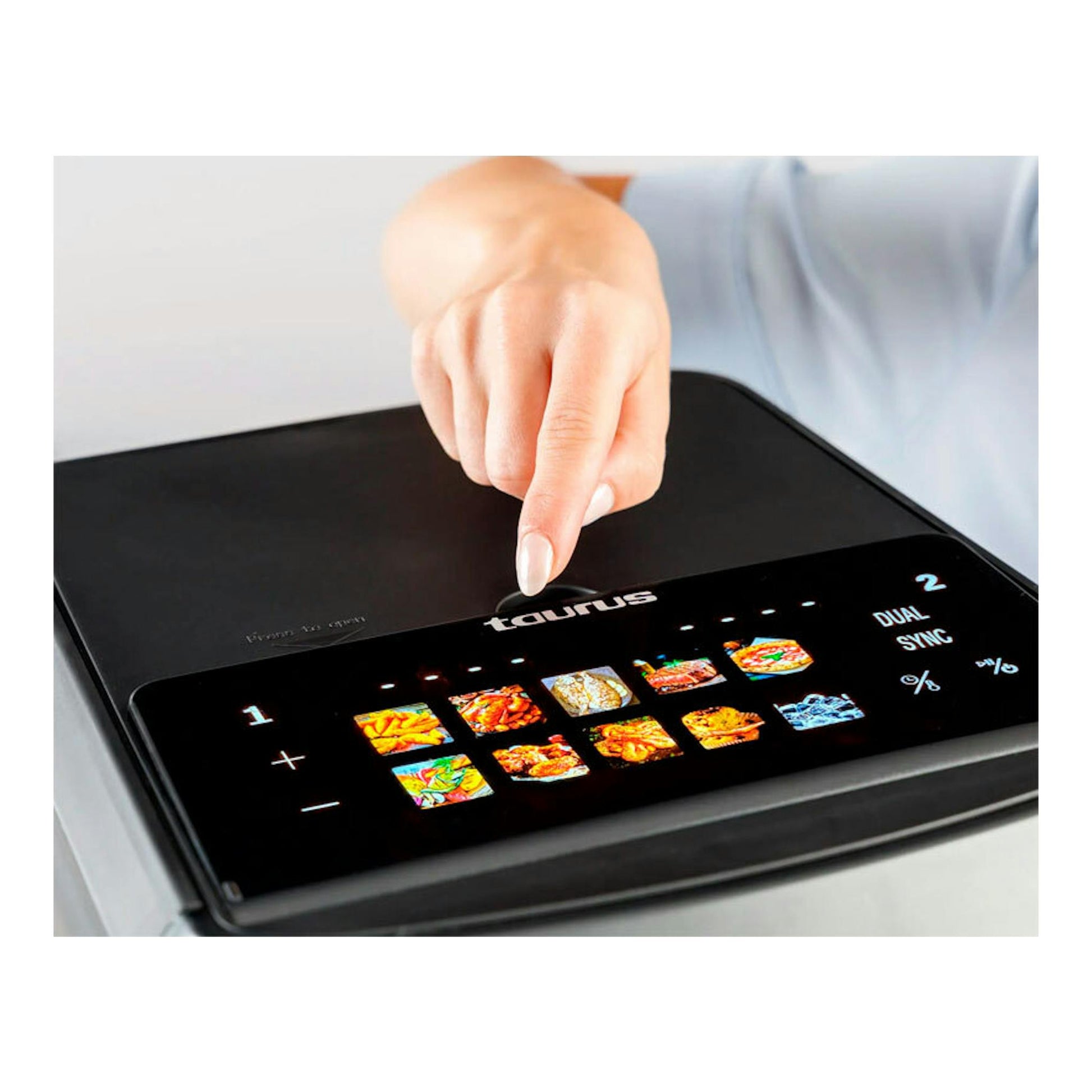 Freidora de aire Taurus Duo Slim negra, vista superior, con una mano tocando la pantalla táctil.
