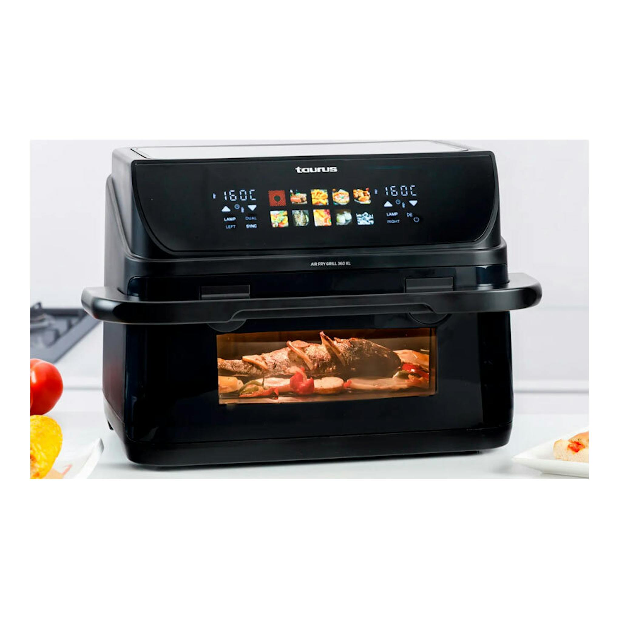 Freidora de aire Taurus Grill 360 negra, vista frontal, con pantalla digital y ventana iluminada.