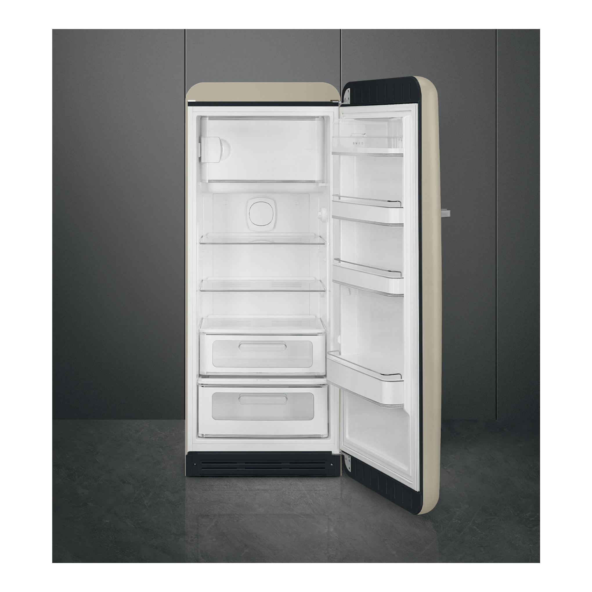 Frigorífico Smeg FAB28RMLM6 Moonlight beige, vista frontal con la puerta abierta y estantes visibles.