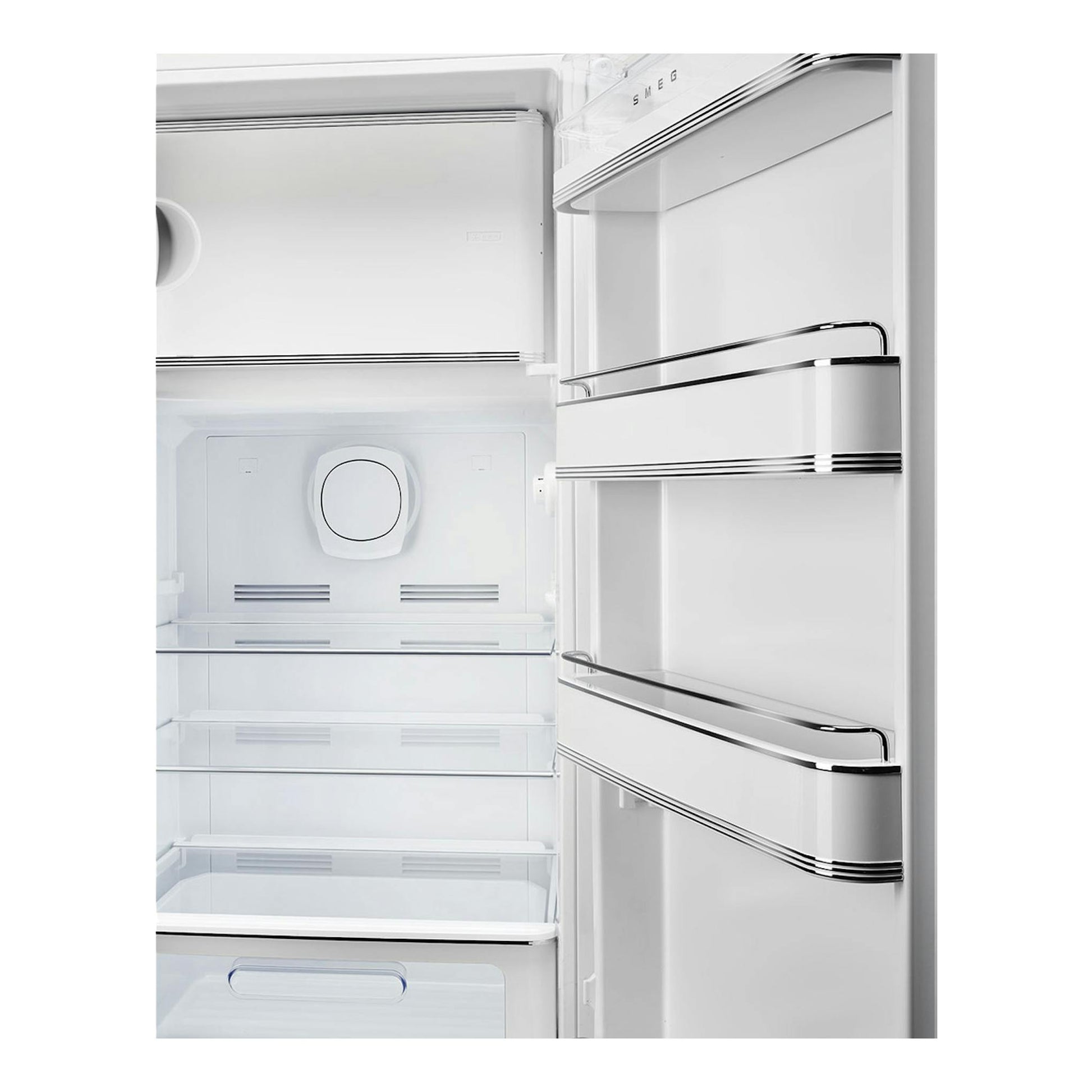 Interior de frigorífico Smeg FAB28RMLM6 blanco, con puerta abierta y estantes con molduras cromadas.