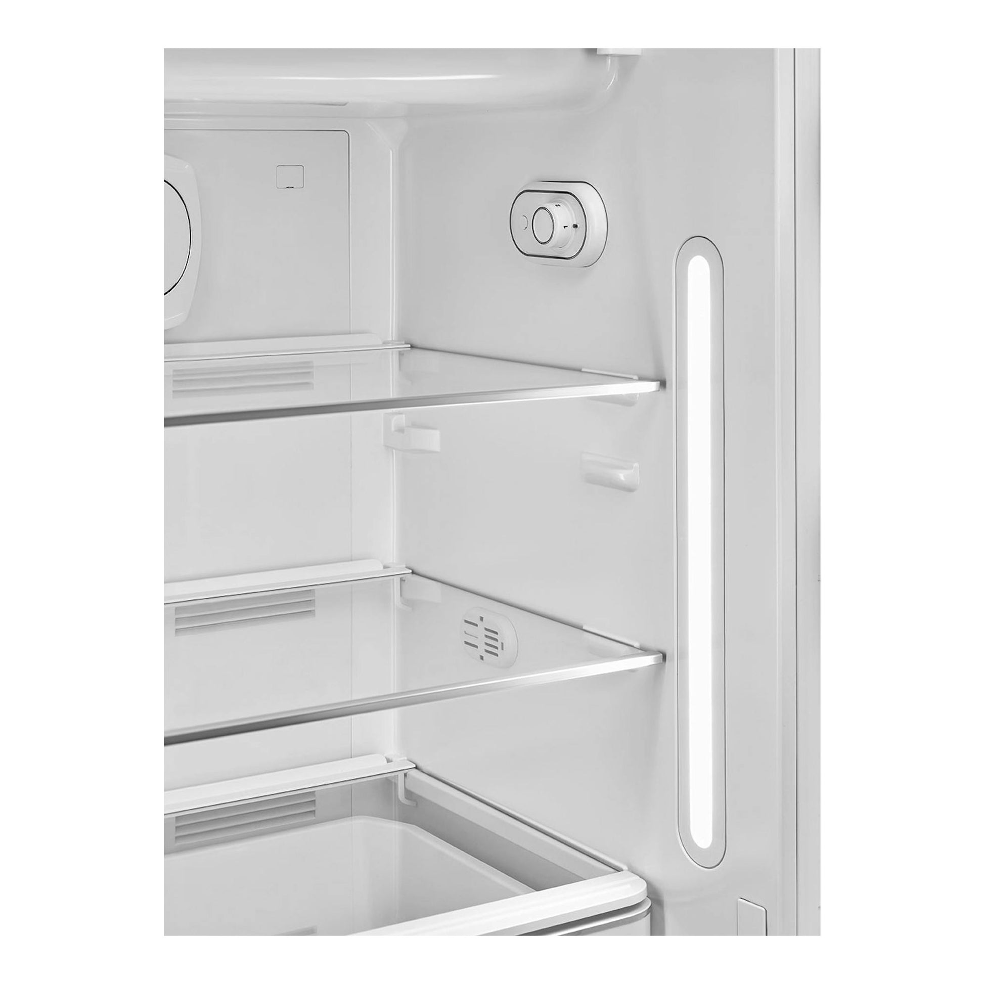 Interior de frigorífico Smeg FAB28RMLM6 blanco, vista frontal parcial con baldas de vidrio y luz LED lateral.