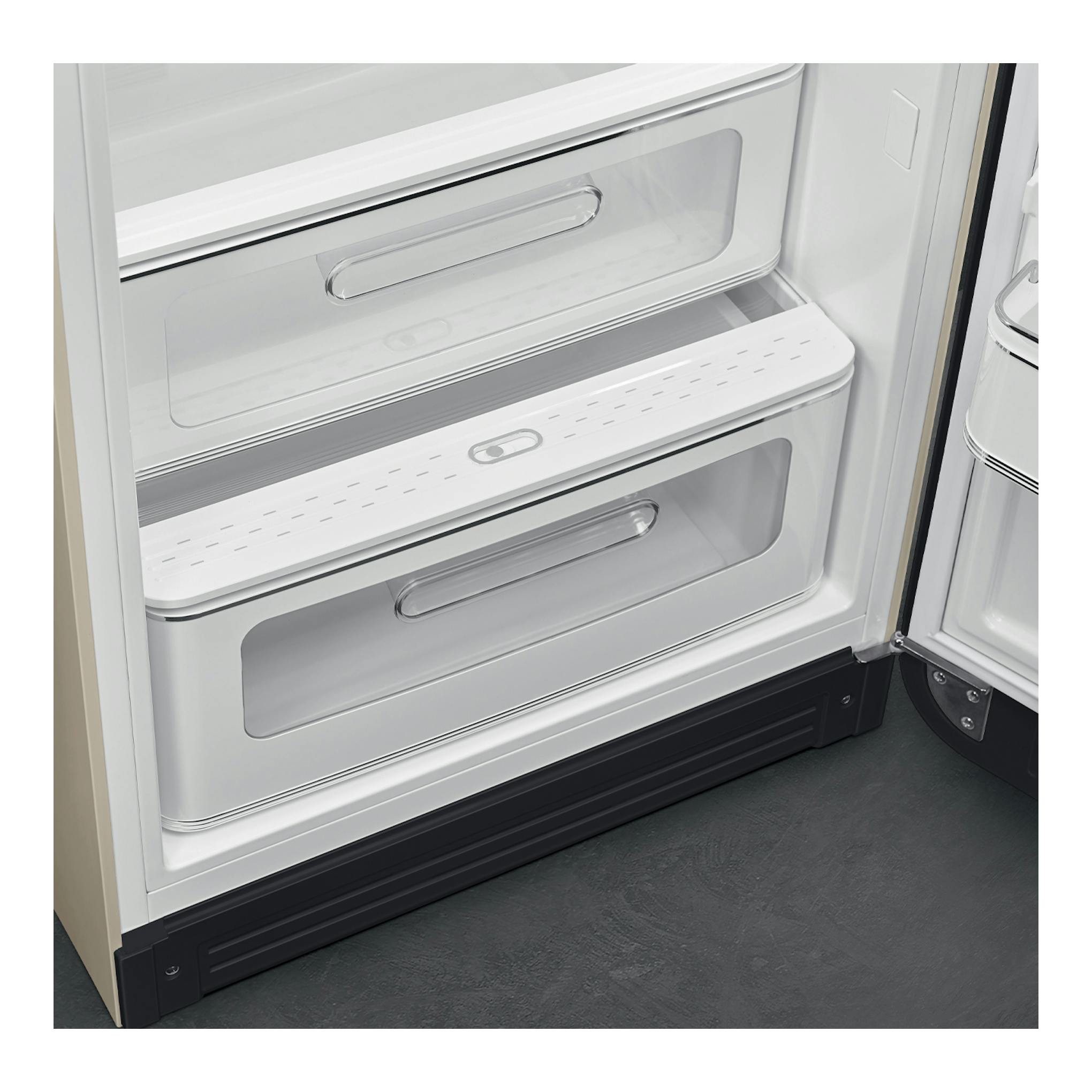 Smeg FAB28RMLM6 Moonlight: primer plano del interior blanco del frigorífico con dos cajones transparentes.