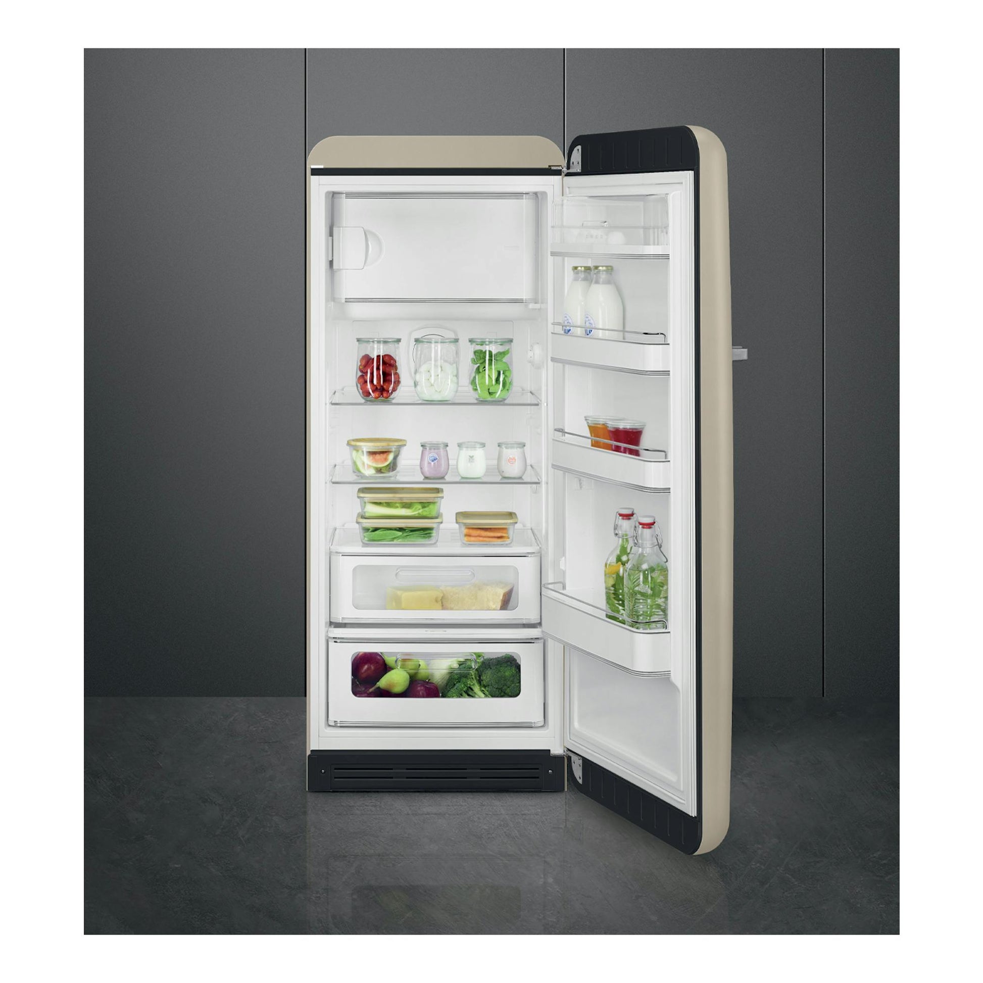 Frigorífico Smeg FAB28RMLM6 Moonlight beige, vista frontal con puerta abierta y estantes interiores.