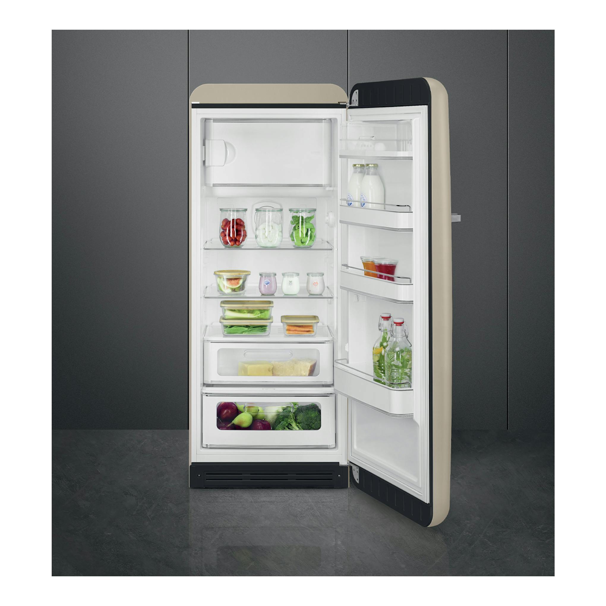 Frigorífico Smeg FAB28RMLM6 Moonlight beige, vista frontal con puerta abierta y estantes interiores.