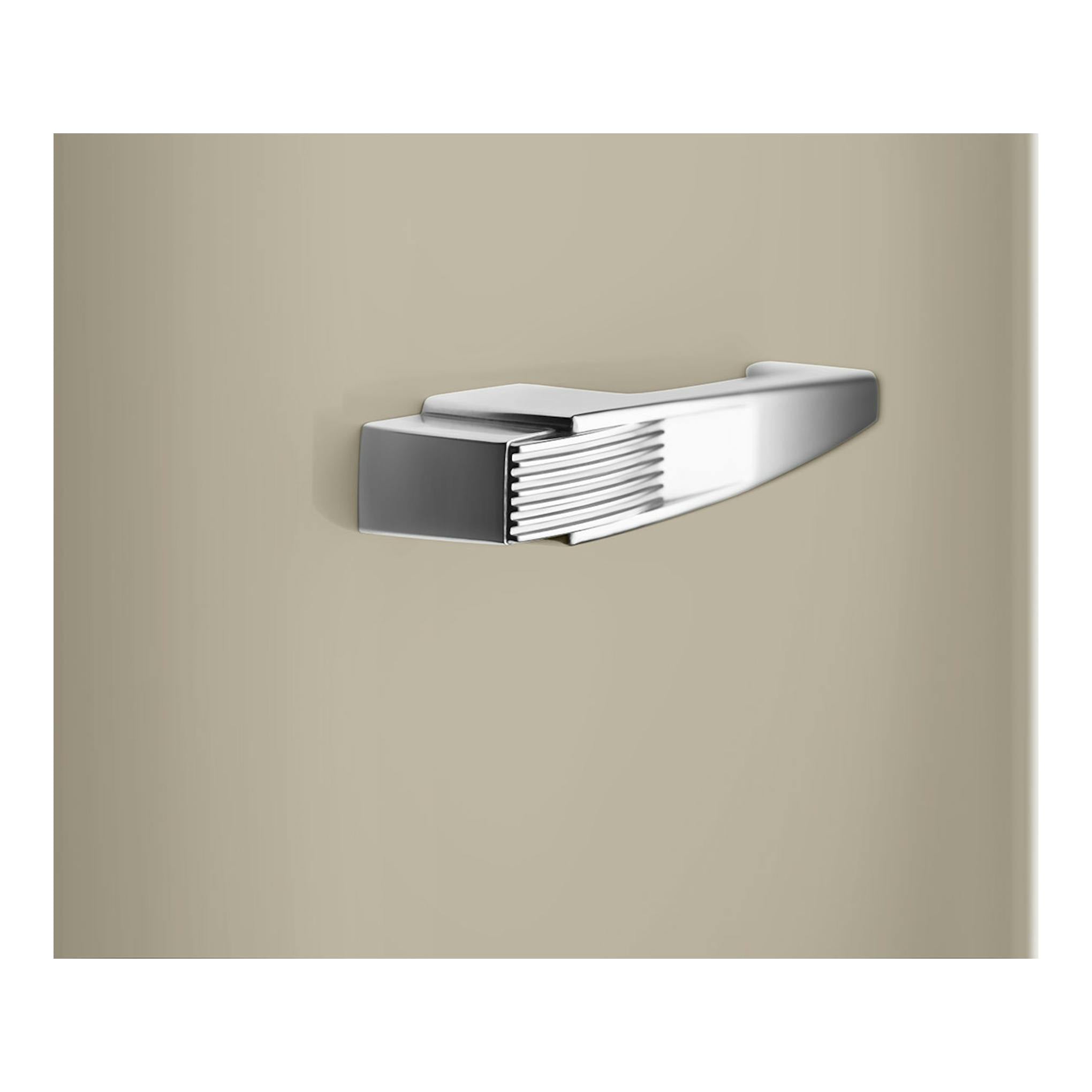 Primer plano del tirador cromado de un frigorífico Smeg FAB28RMLM6, color beige Moonlight.