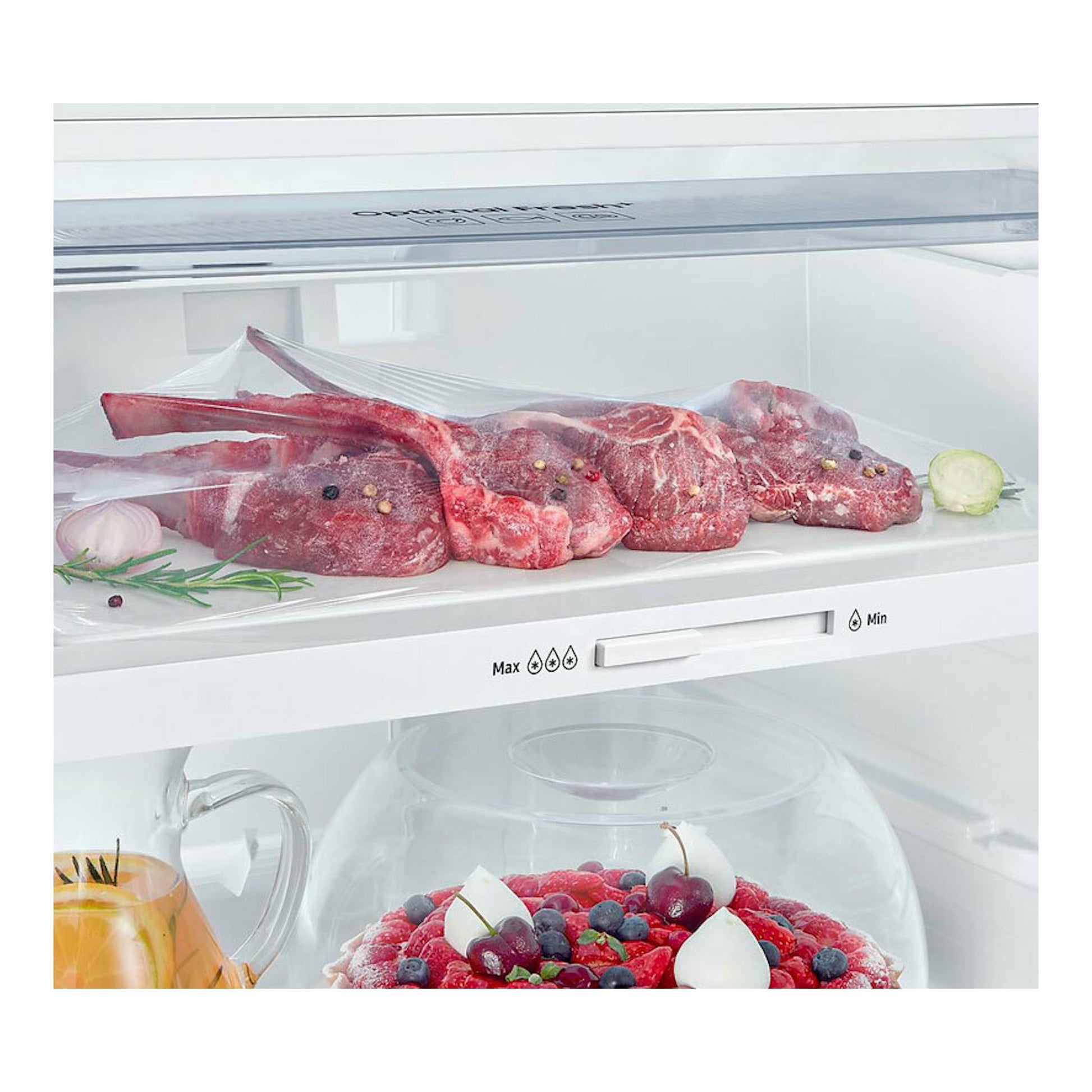 Interior de frigorífico Samsung RT31CG5624S9ES inox, con carne en balda y postre abajo.
