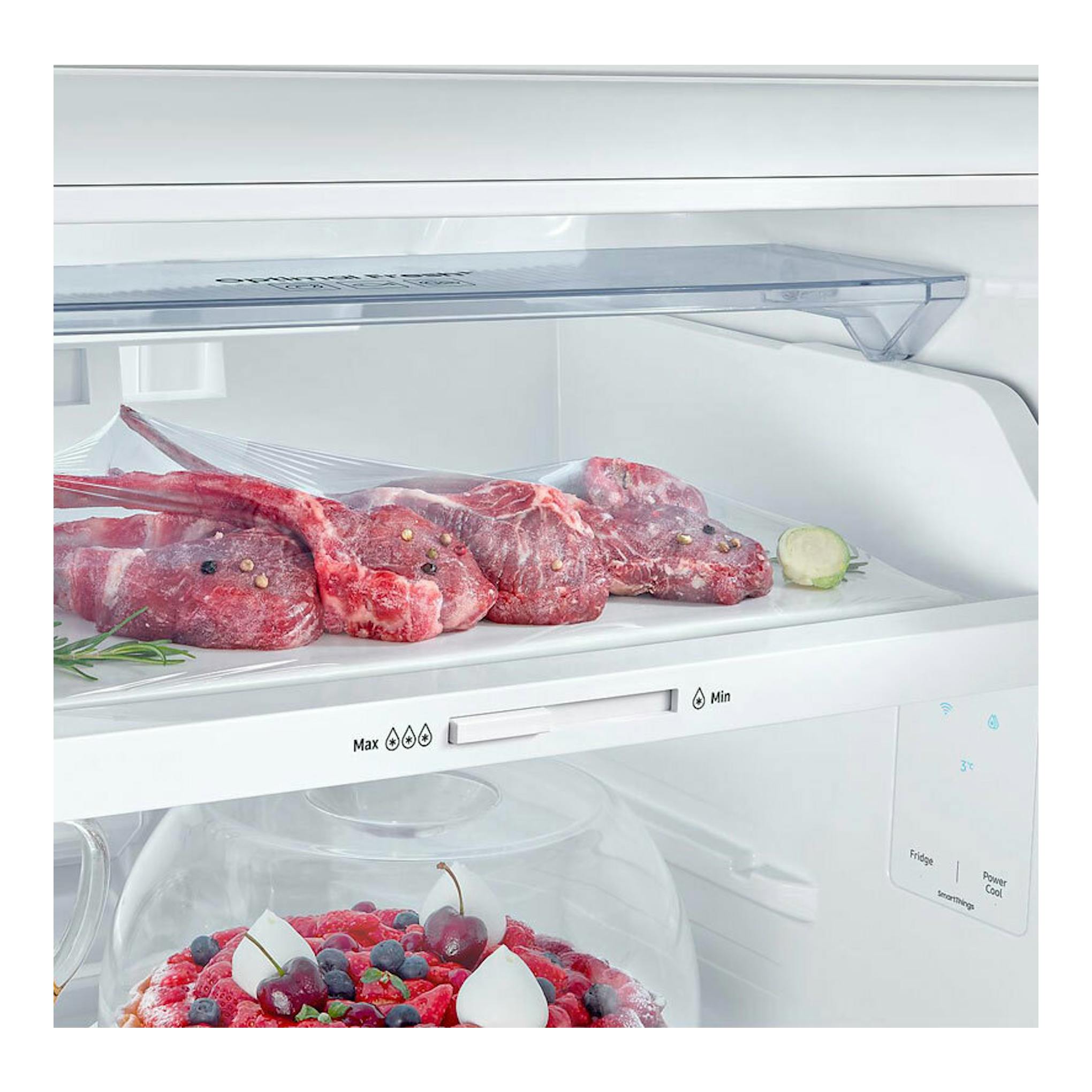 Interior de frigorífico Samsung RT31CG5624WWES blanco, con carne y frutos rojos en baldas.