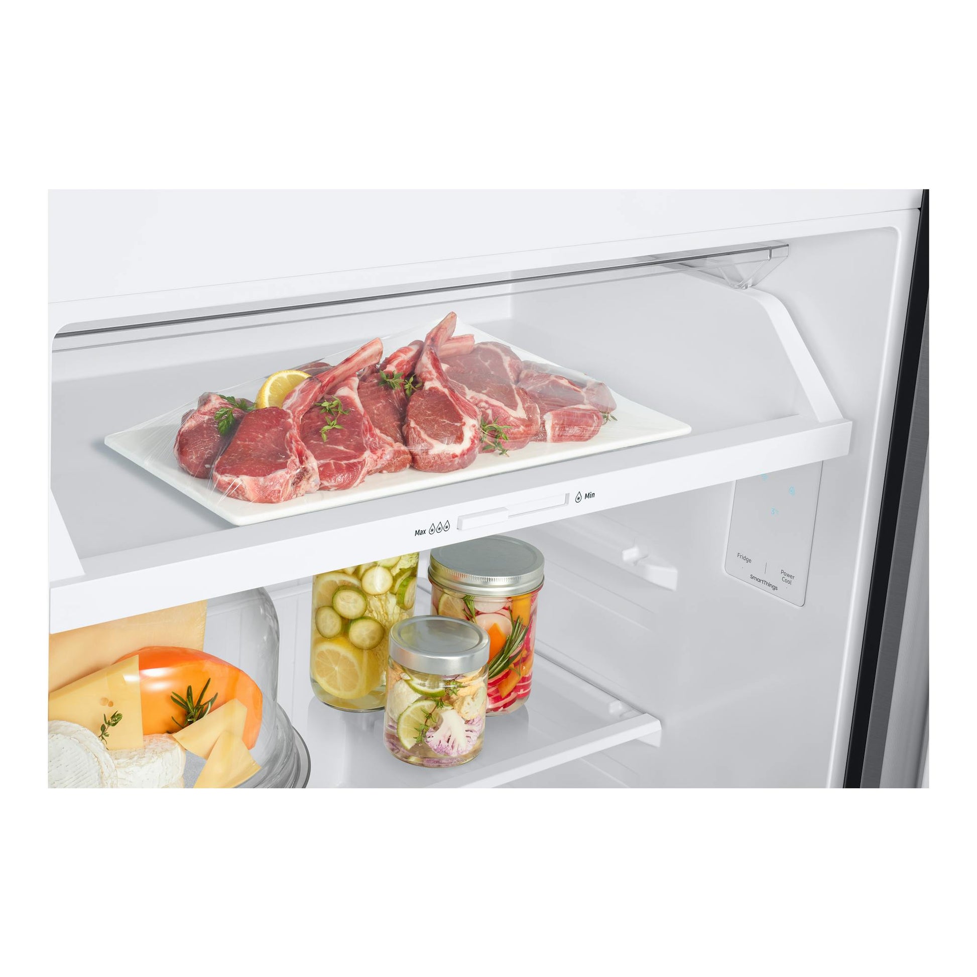 Interior de frigorífico Samsung RT38CG6624S9ES en blanco, con carne en bandeja y tarros en estantes.