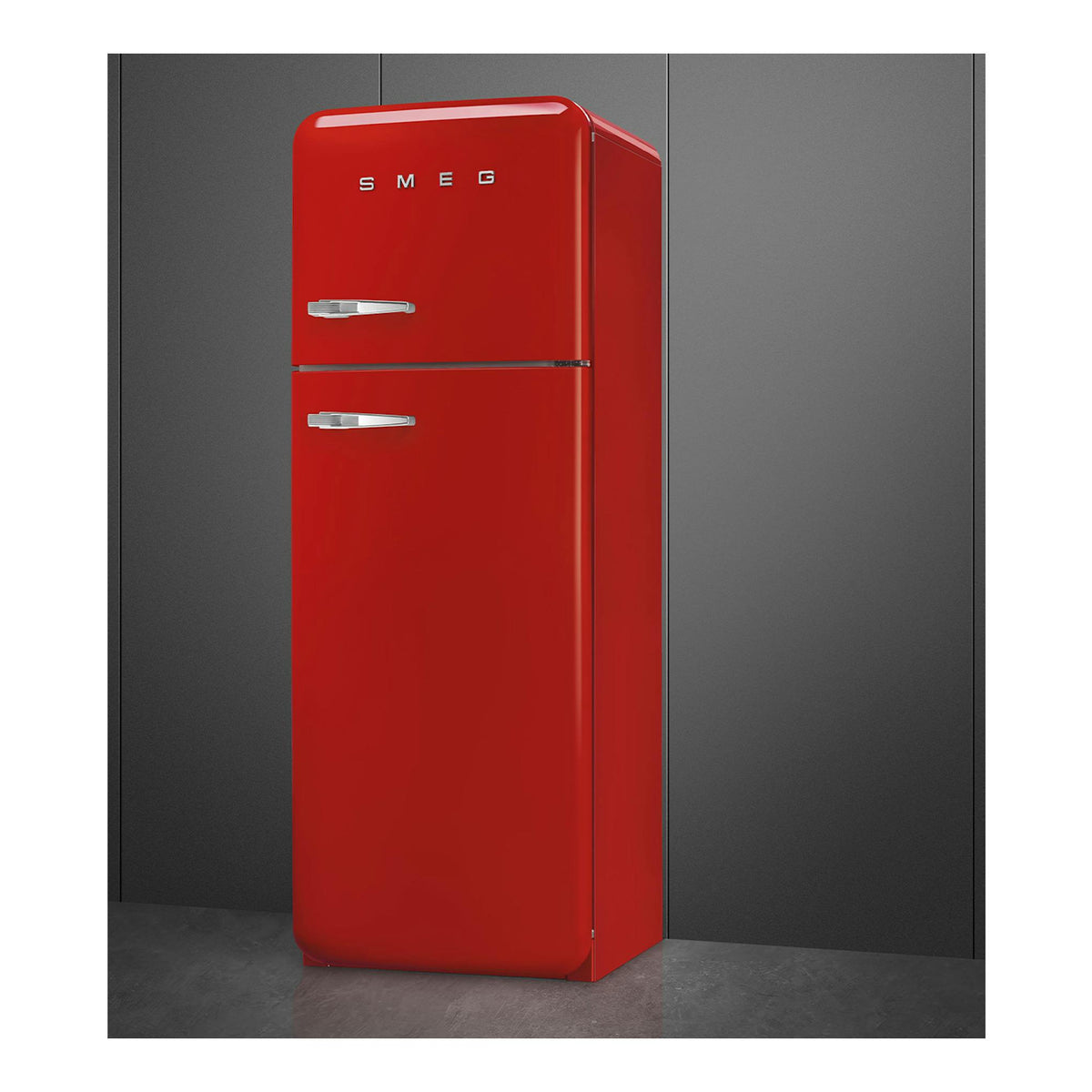 Frigorífico Smeg FAB30RRD6 rojo, de dos puertas, vista frontal en ángulo, con tiradores metálicos.