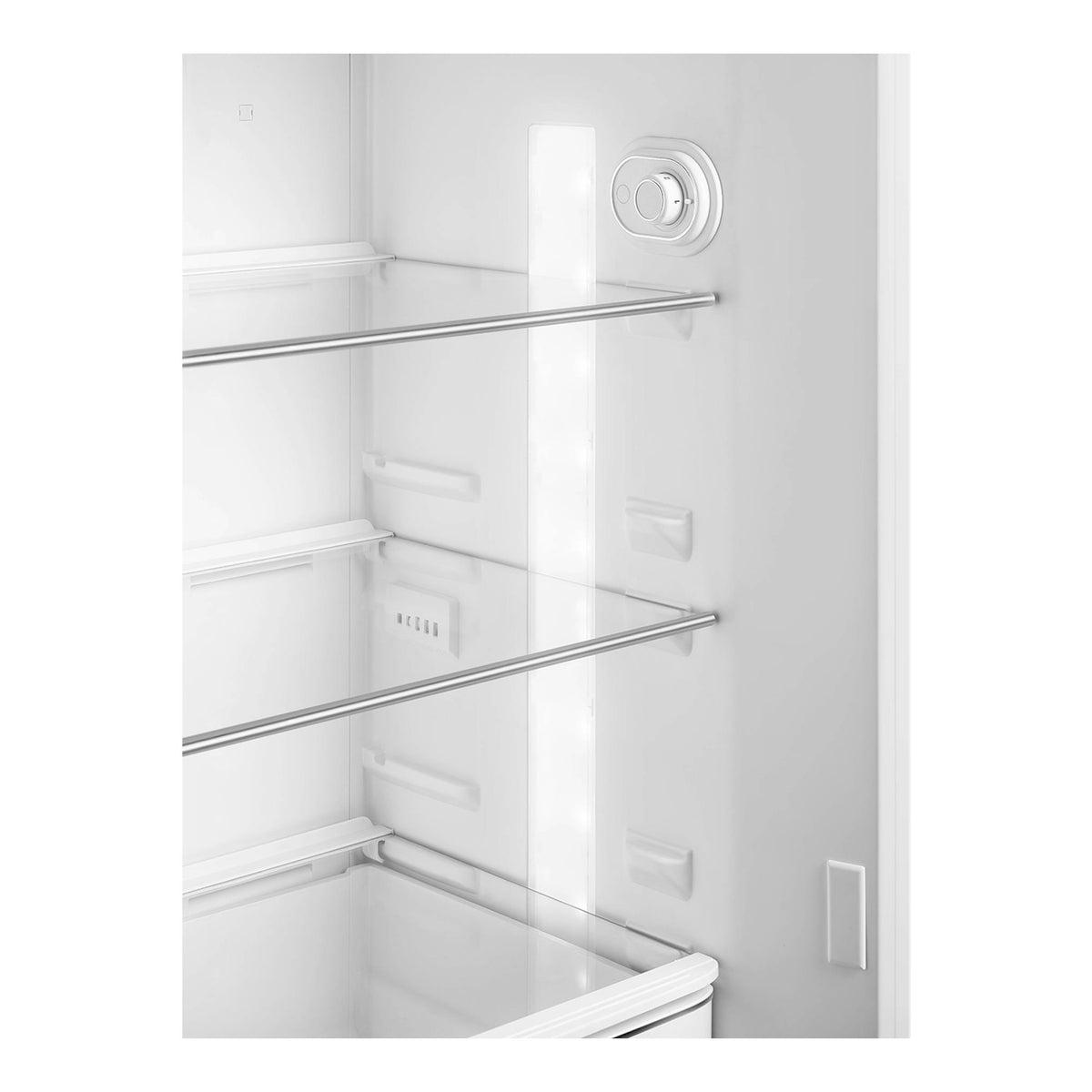 Interior de frigorífico Smeg FAB30RRD6 blanco, con baldas de cristal y mandos laterales.