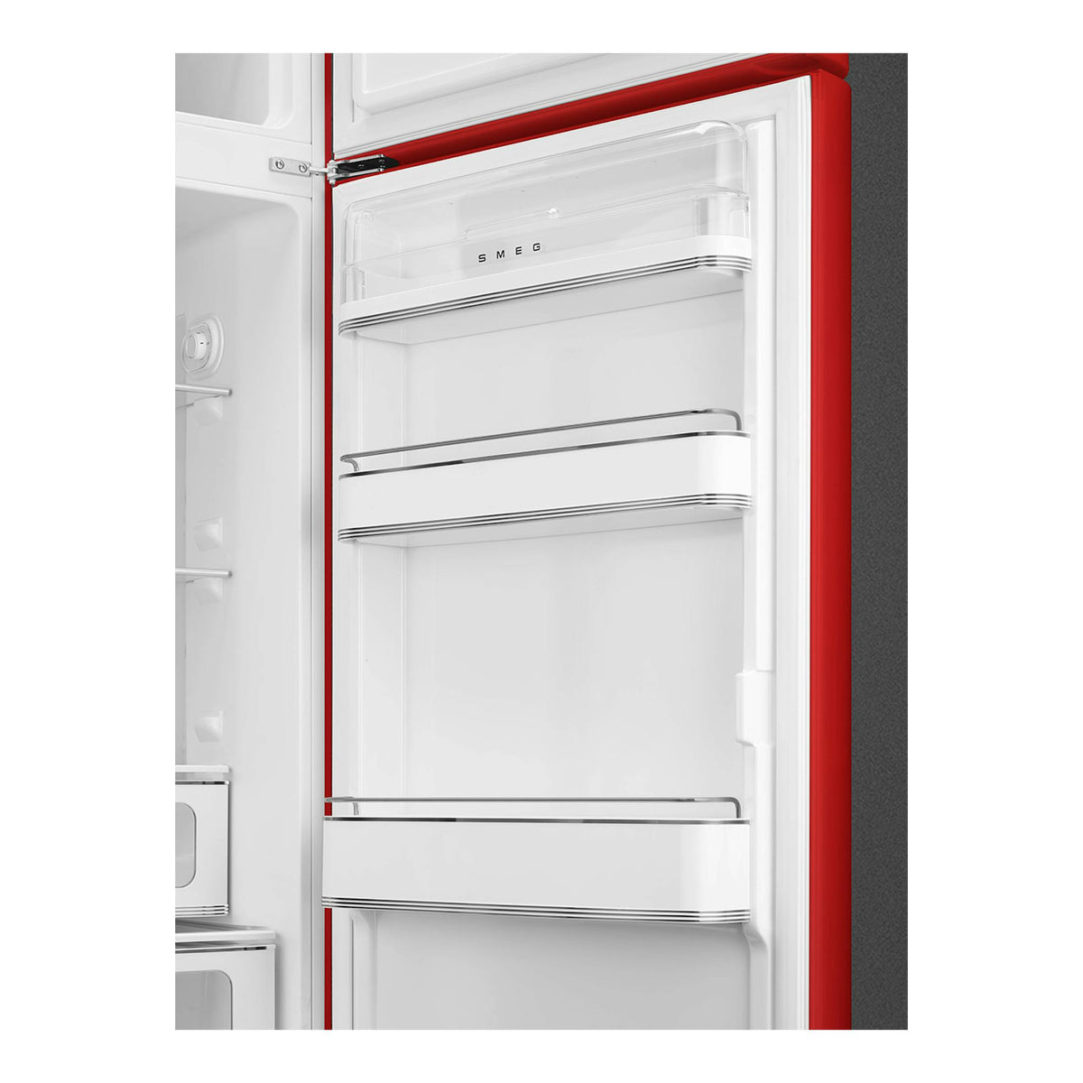 Frigorífico Smeg FAB30RRD6 rojo, interior de la puerta abierta con compartimentos blancos.