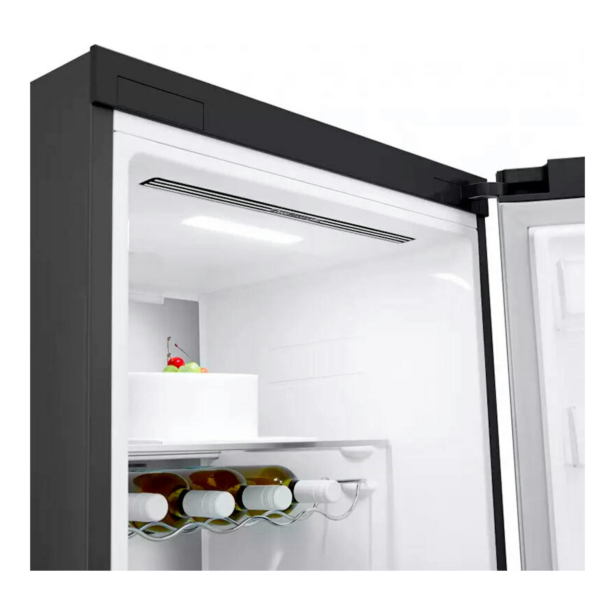 Frigorífico LG GLM71MCCSX negro, vista frontal con la puerta abierta e interior blanco con botellero.