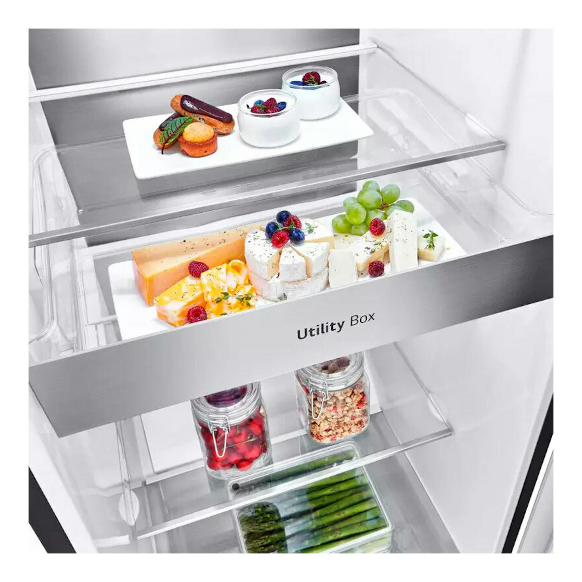 Interior de frigorífico LG GLM71MCCSX, vista frontal de cajones y baldas con alimentos y caja Utility Box.
