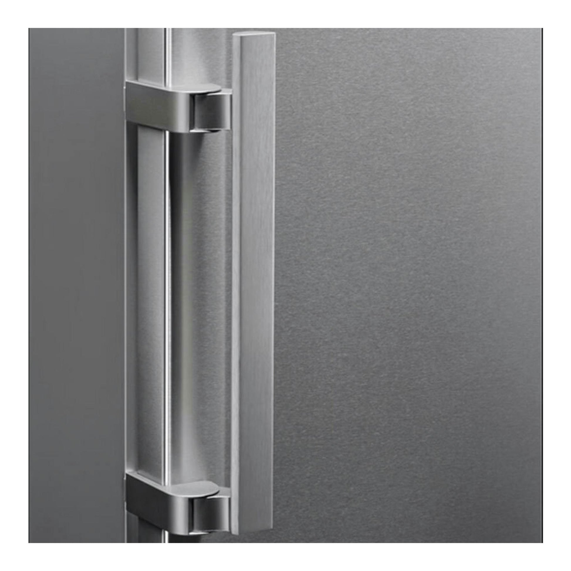Frigorífico AEG ORK7M391EX inox, detalle en primer plano del tirador vertical de la puerta.