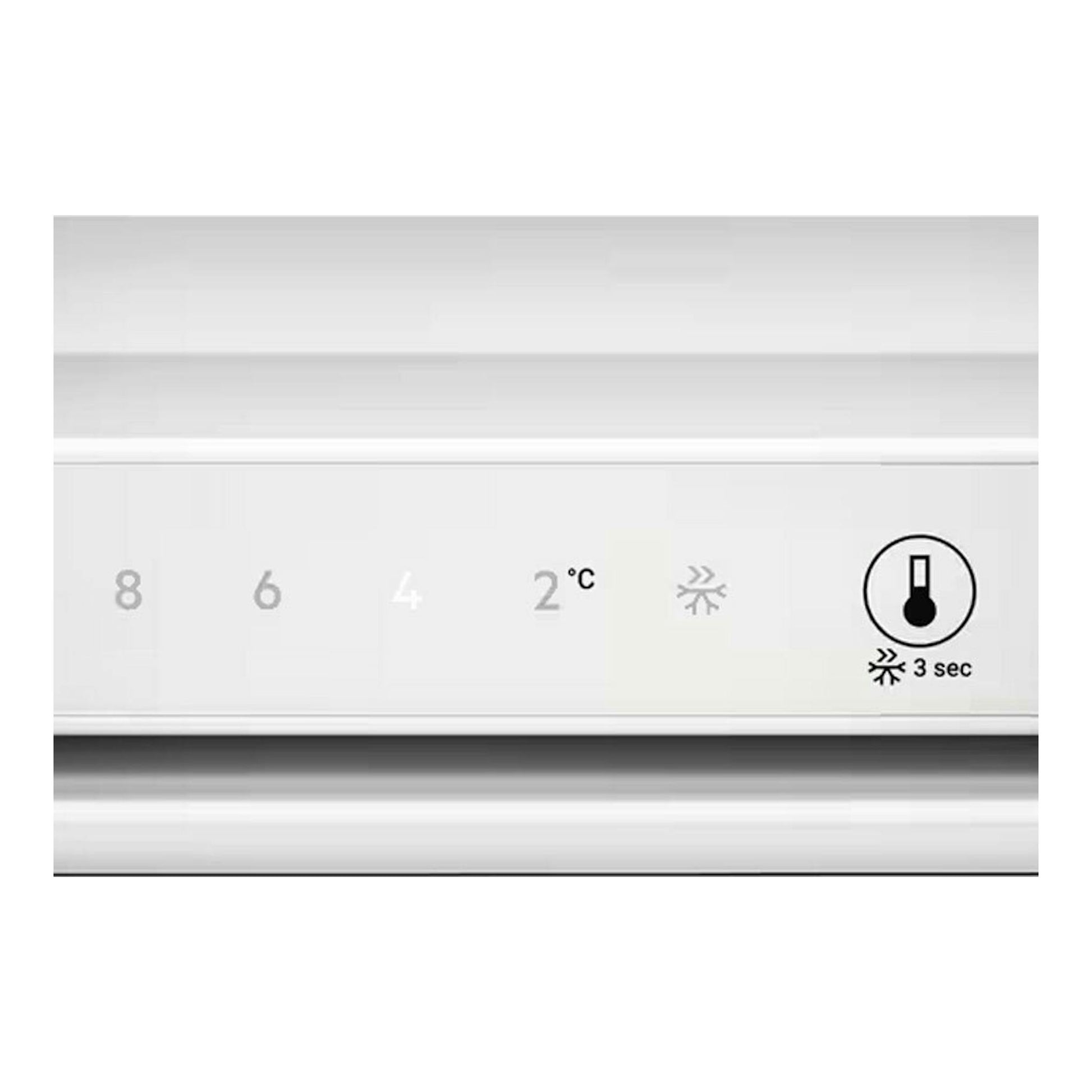 Primer plano del panel de control del frigorífico AEG RTB411E1AW blanco, con selector de temperatura 8, 6, 4 y 2 °C.