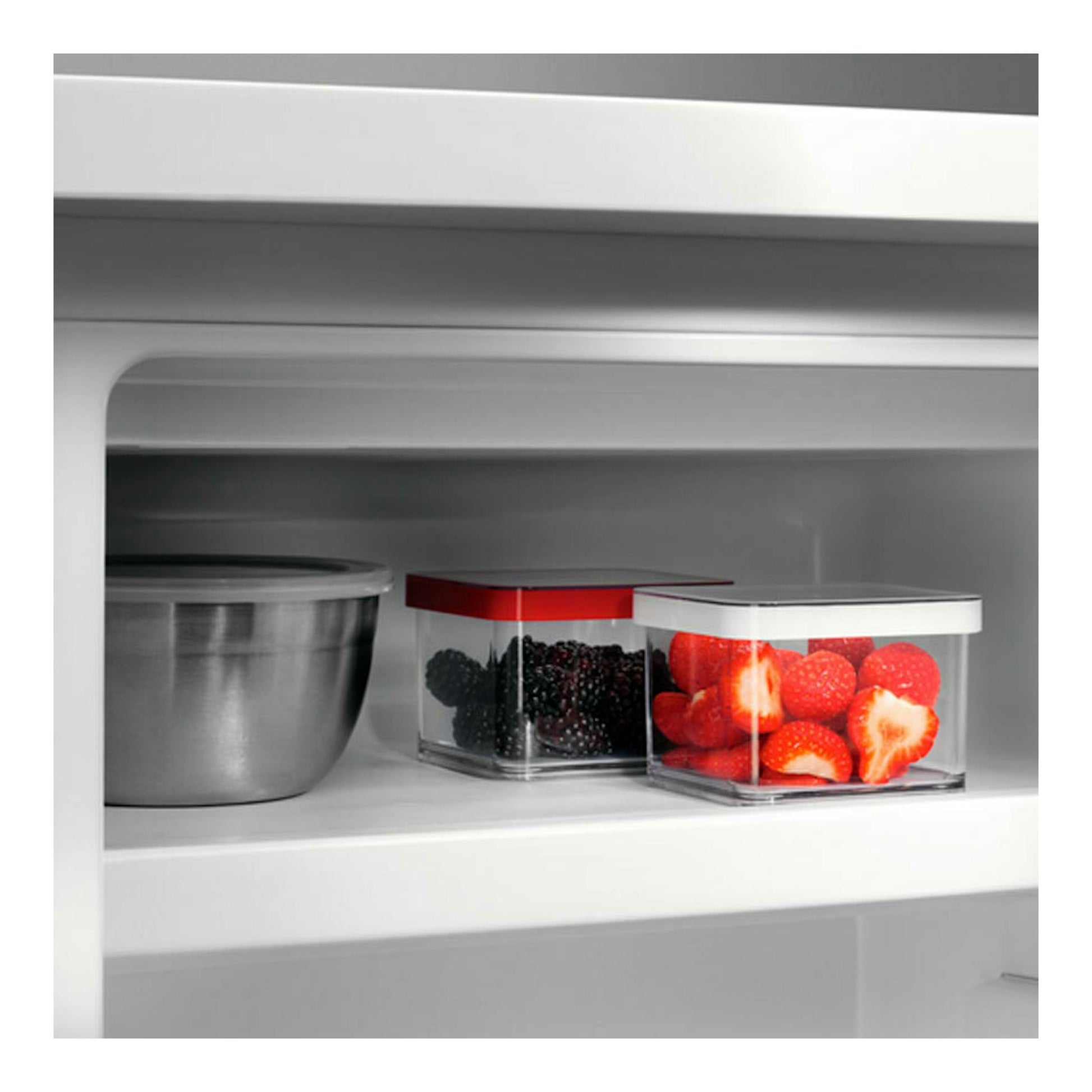 Interior de frigorífico AEG RTB411E1AW blanco, estante con bol metálico y dos cajas con frutos rojos.