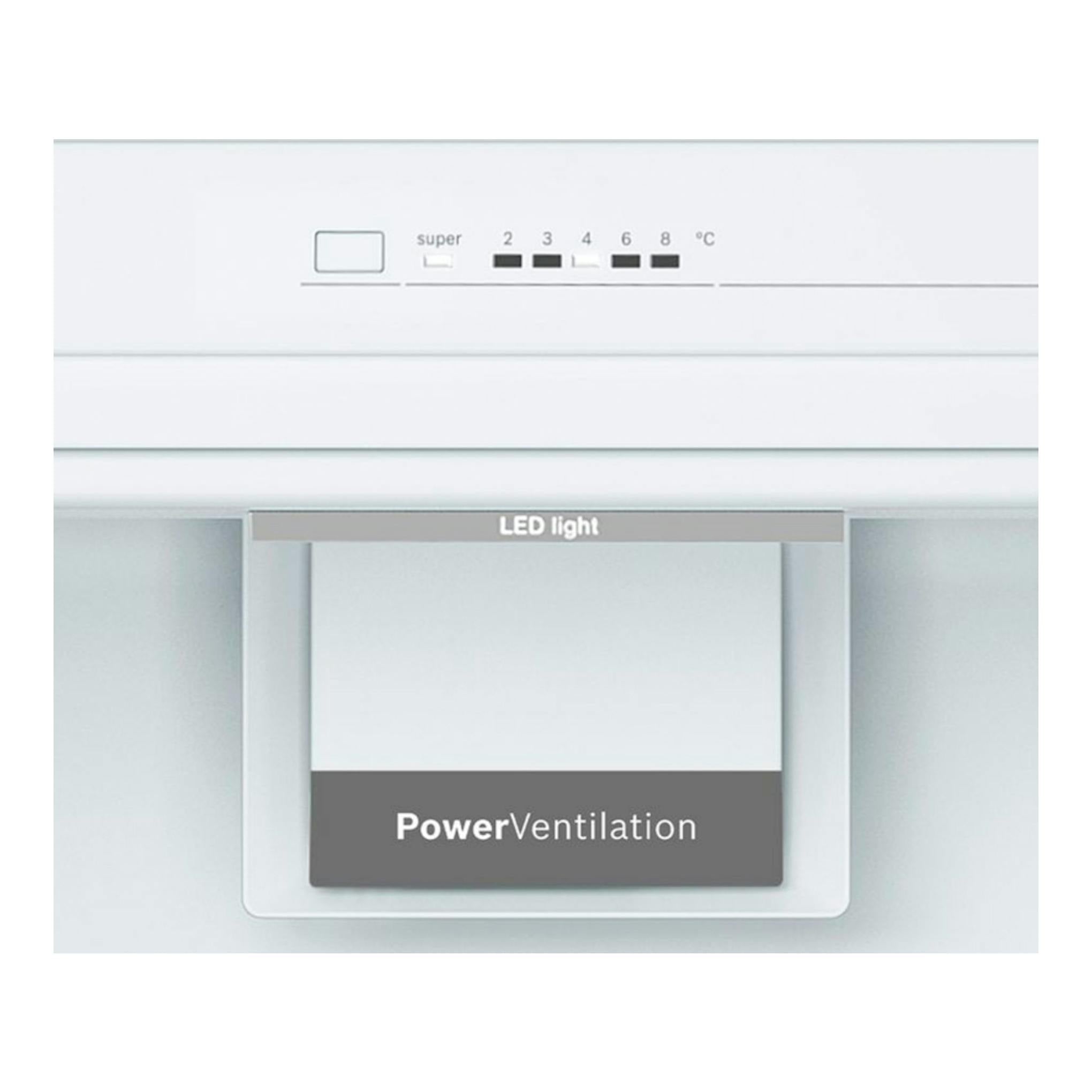 Interior de frigorífico Balay 3FCE553WE blanco, vista frontal del panel con LED light y PowerVentilation.