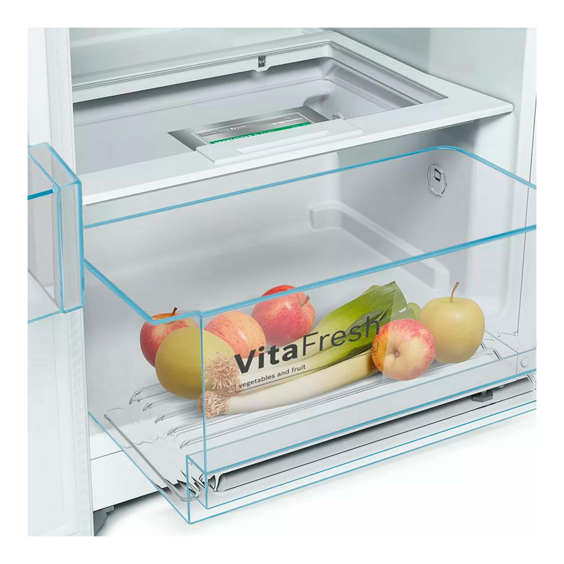 Interior de frigorífico Bosch KSV33VWEP blanco, con cajón transparente VitaFresh y frutas.