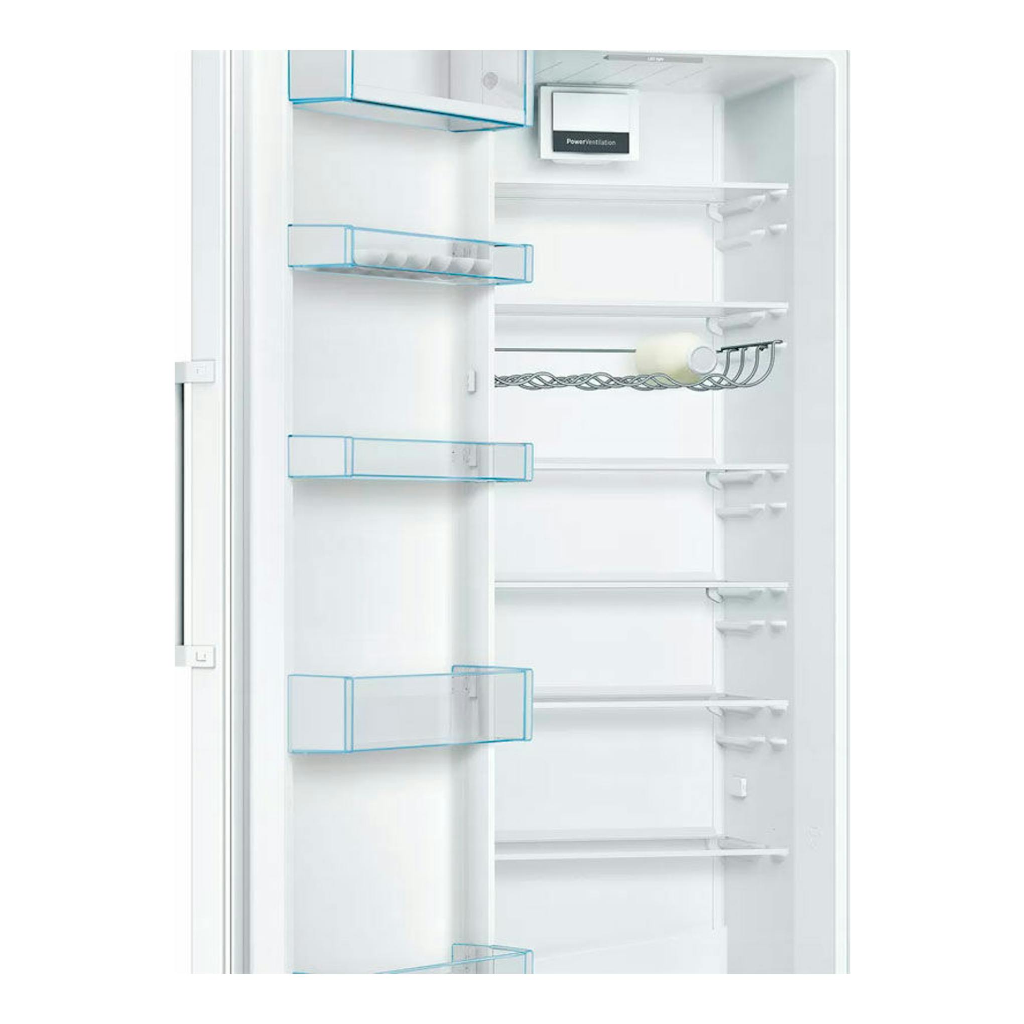 Interior de frigorífico Bosch KSV33VWEP blanco, con puerta abierta, estantes y compartimentos en vista frontal.