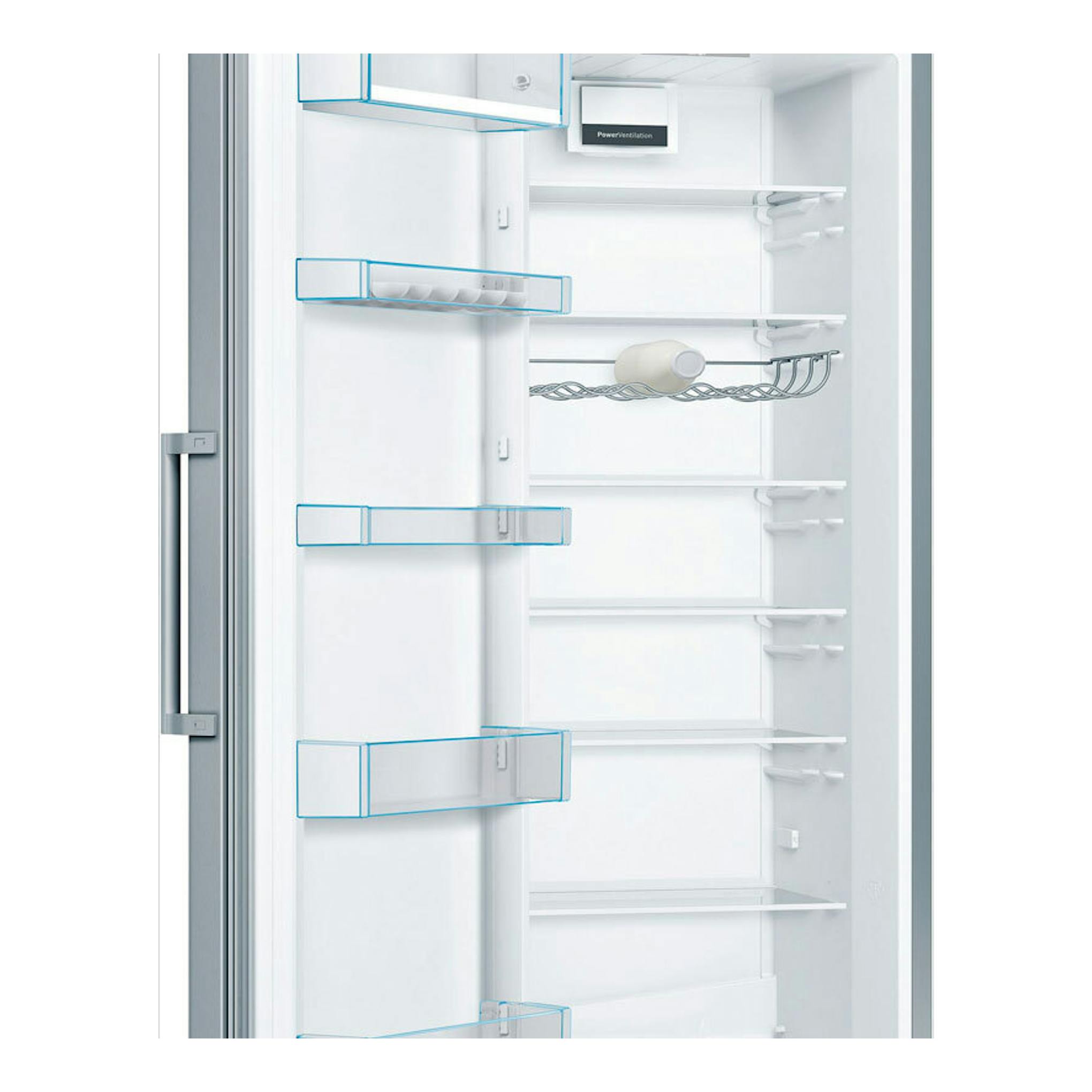 Frigorífico Bosch KSV36CIDP de acero, interior blanco con estantes y balda para botellas, visto con la puerta abierta.