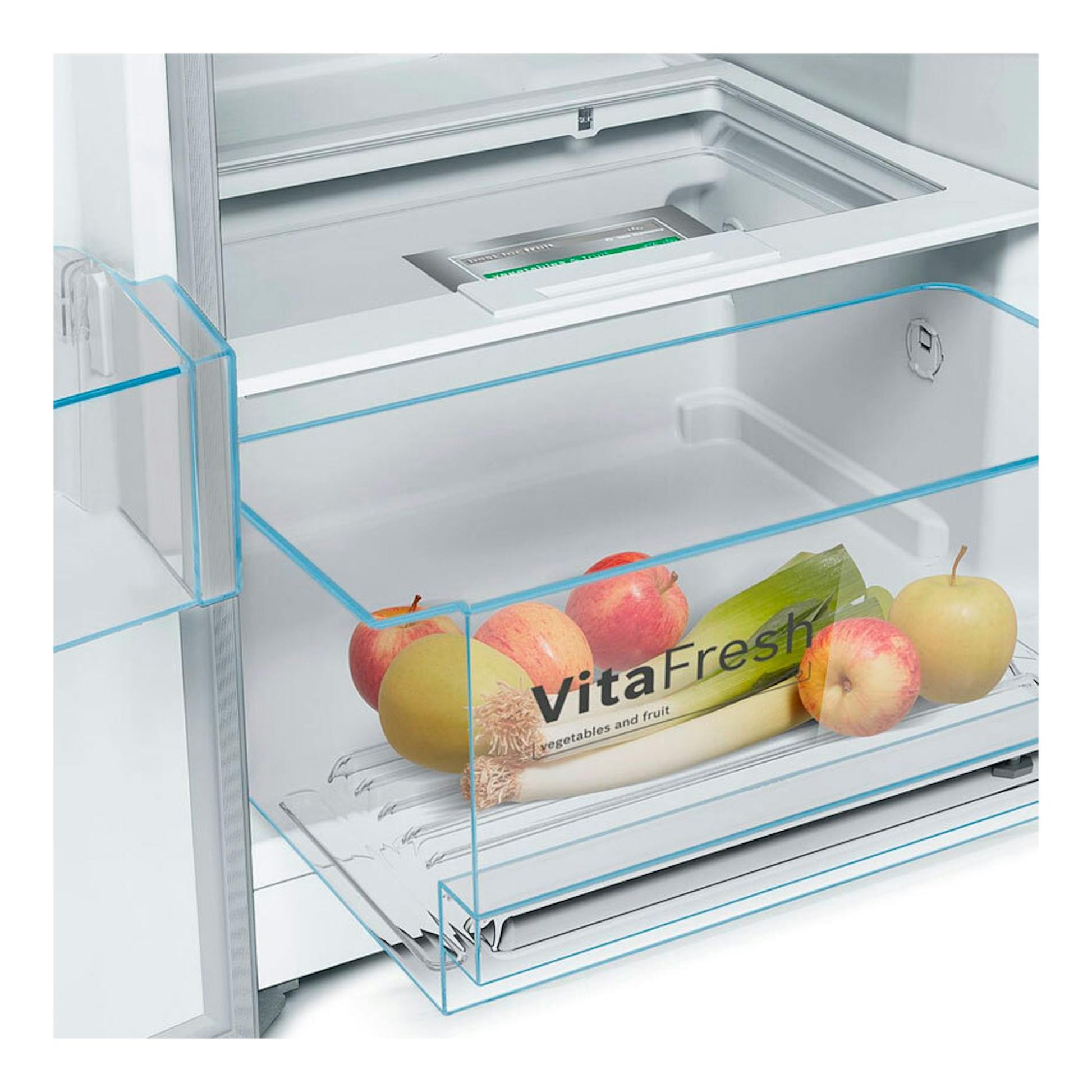 Vista interior de frigorífico Bosch KSV36CIDP, con cajón VitaFresh transparente y manzanas.