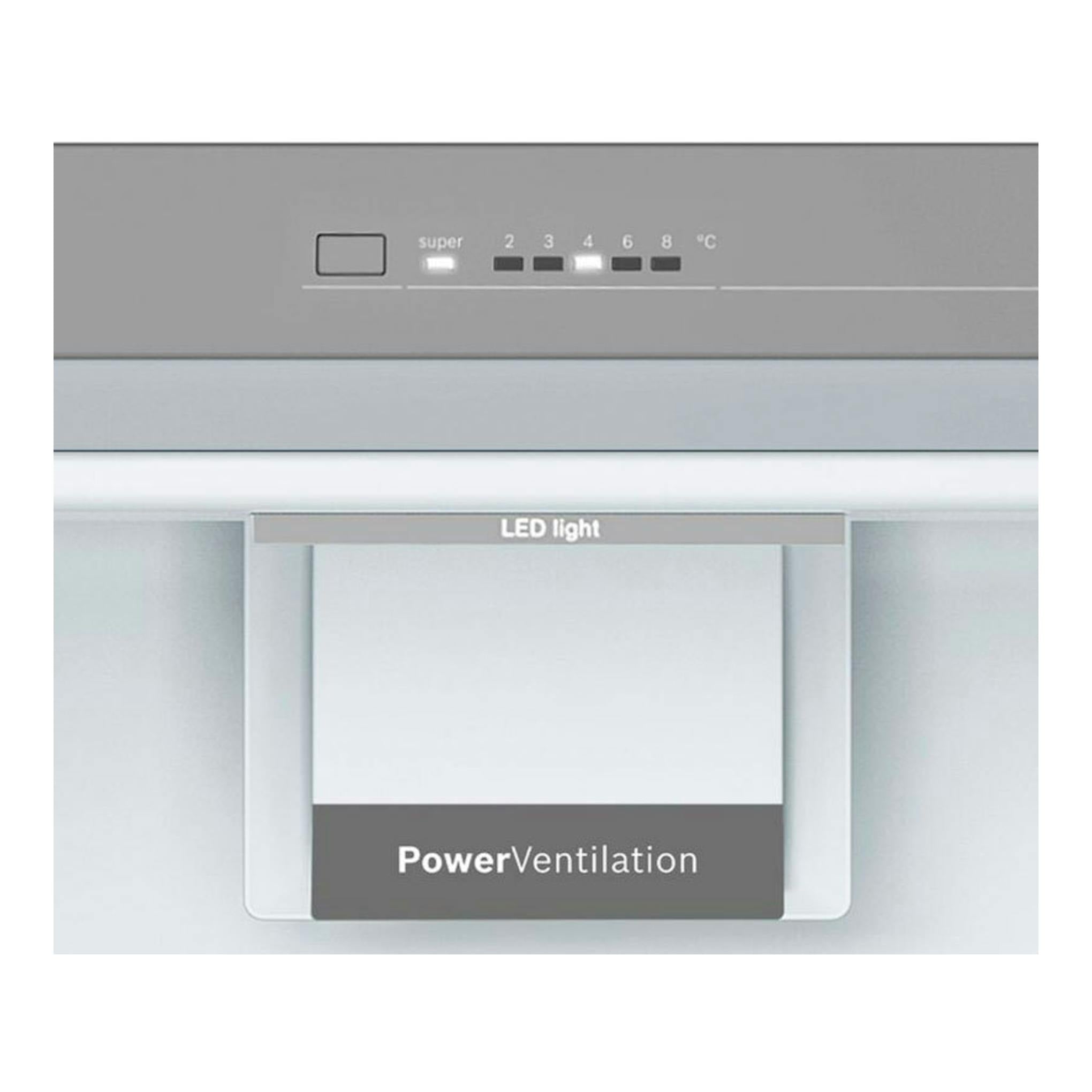 Detalle frontal del frigorífico Bosch KSV36CIDP en acero, con panel LED y sistema PowerVentilation.